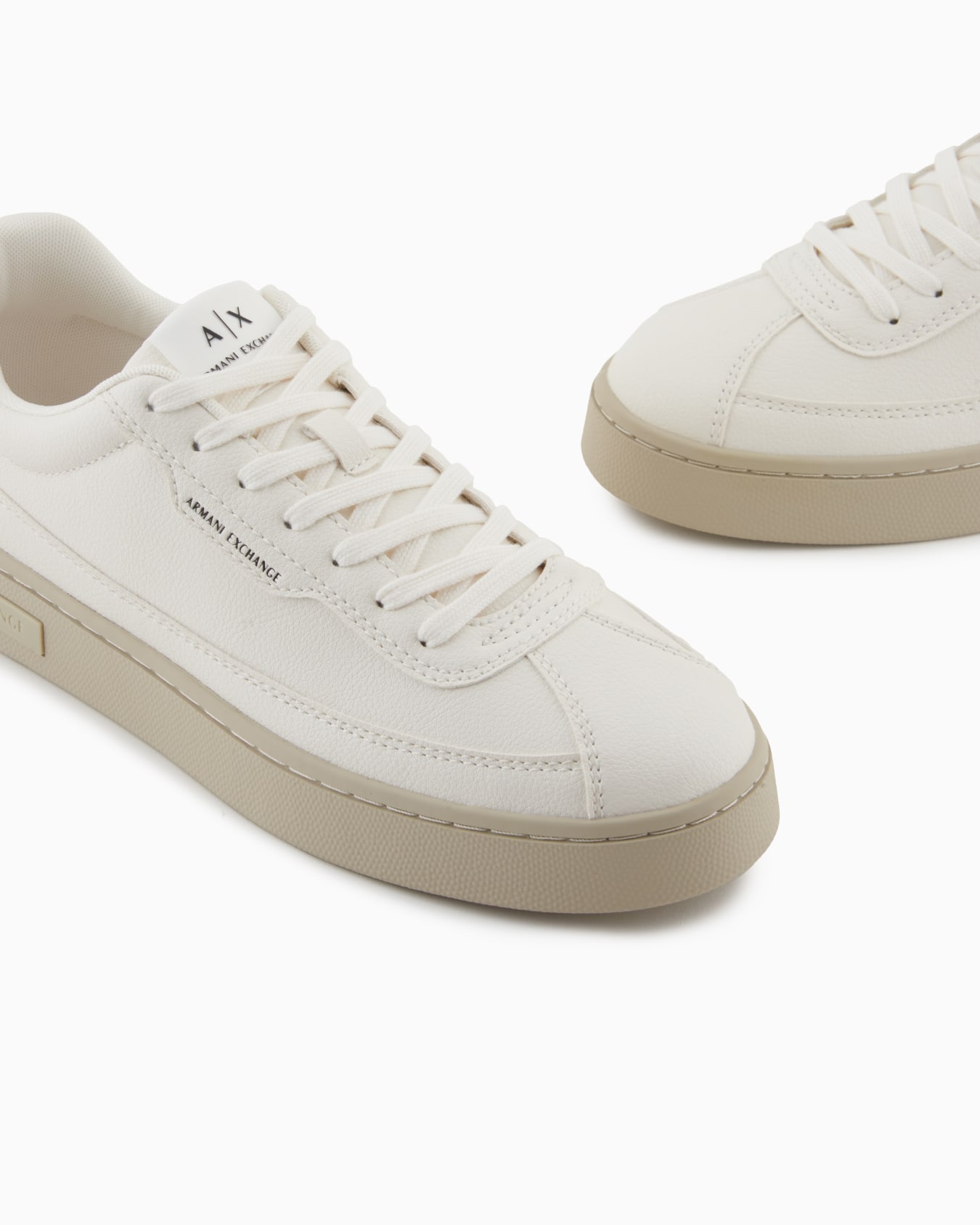 Sneakers with contrasting sole Slide 4