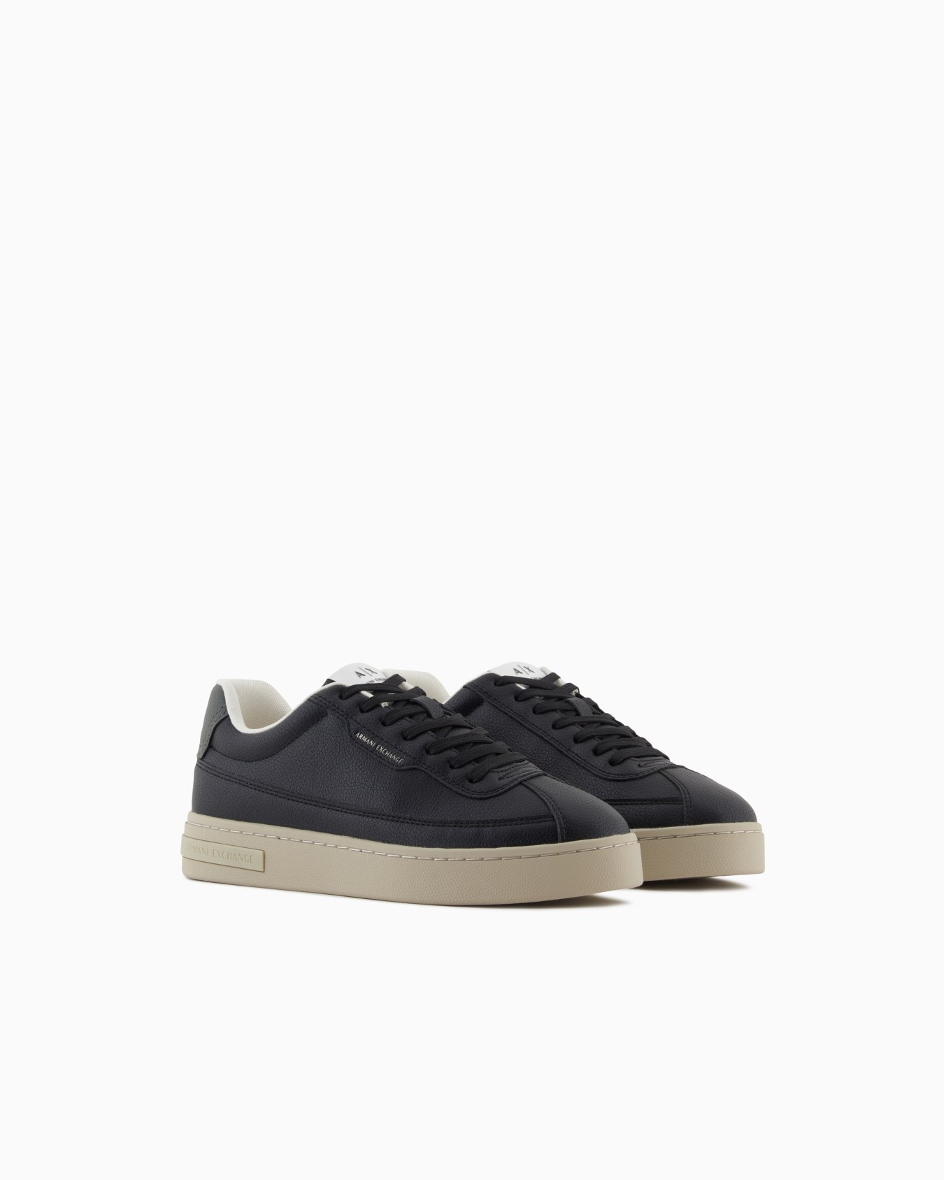 Sneakers with contrasting sole Slide 1