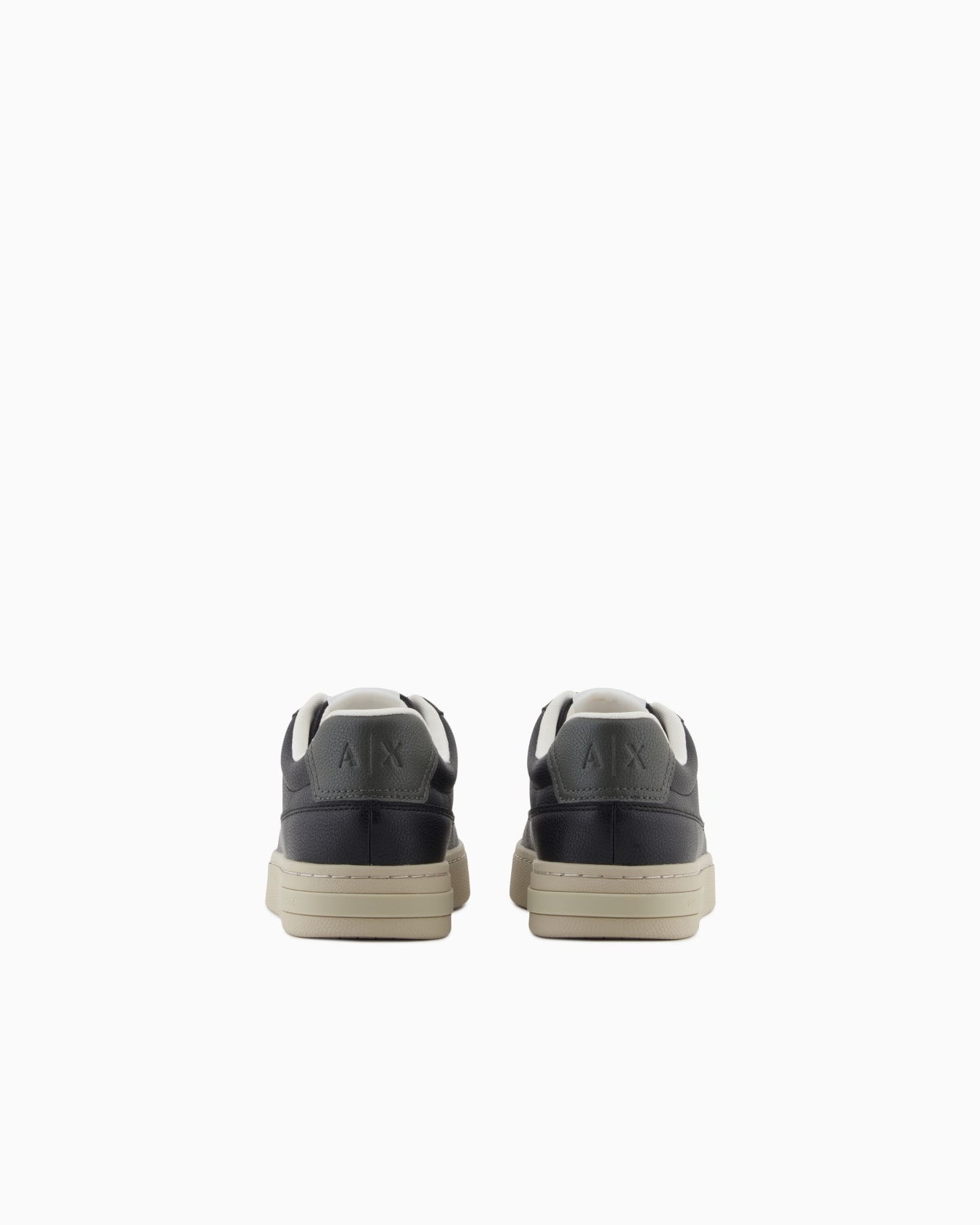 Sneakers with contrasting sole Slide 3