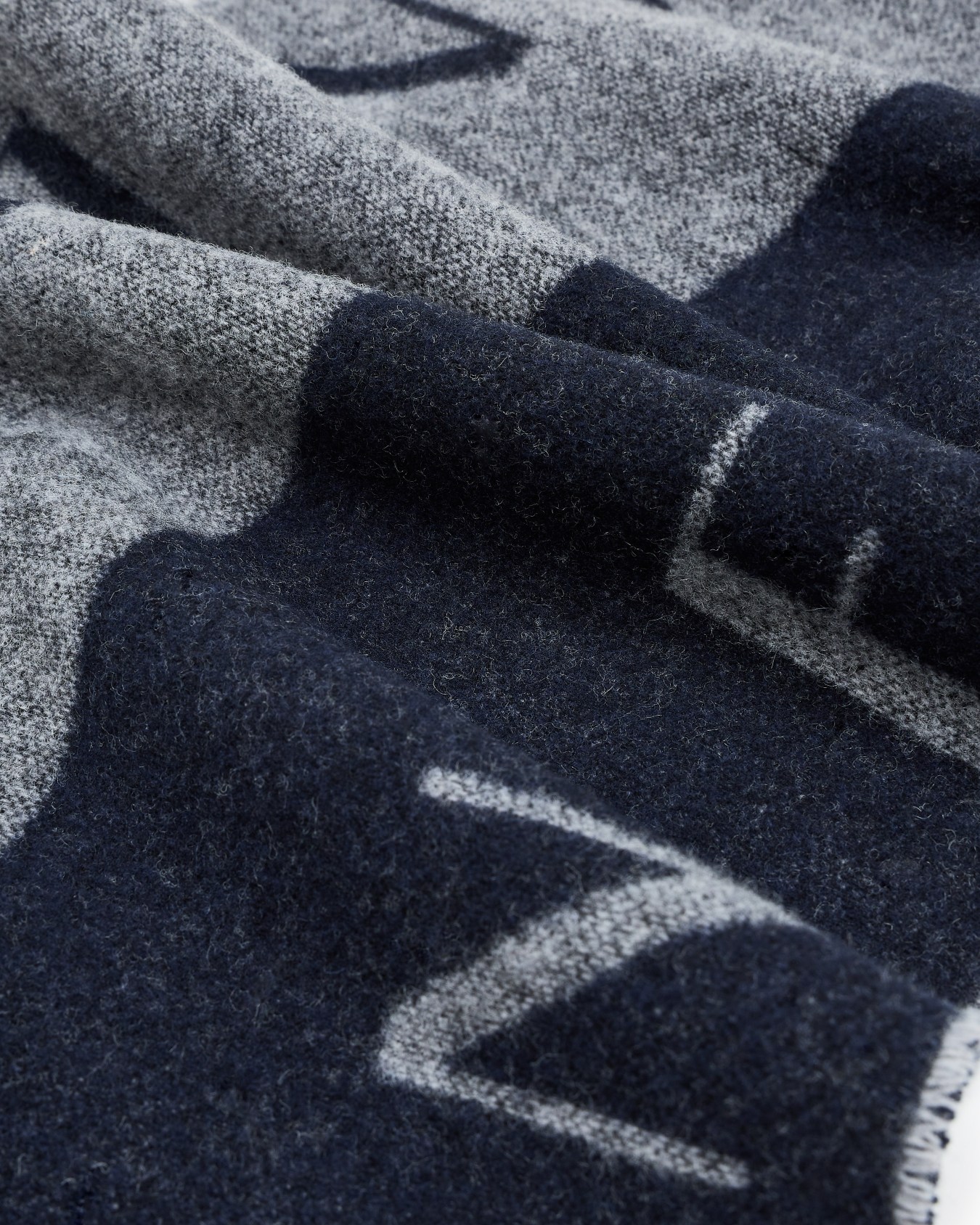 Two-tone scarf with logo Slide 1