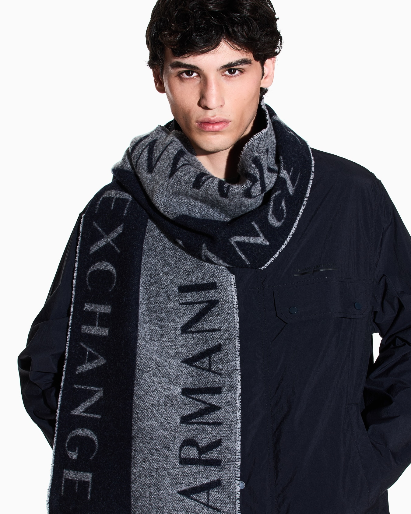 Two-tone scarf with logo Slide 2