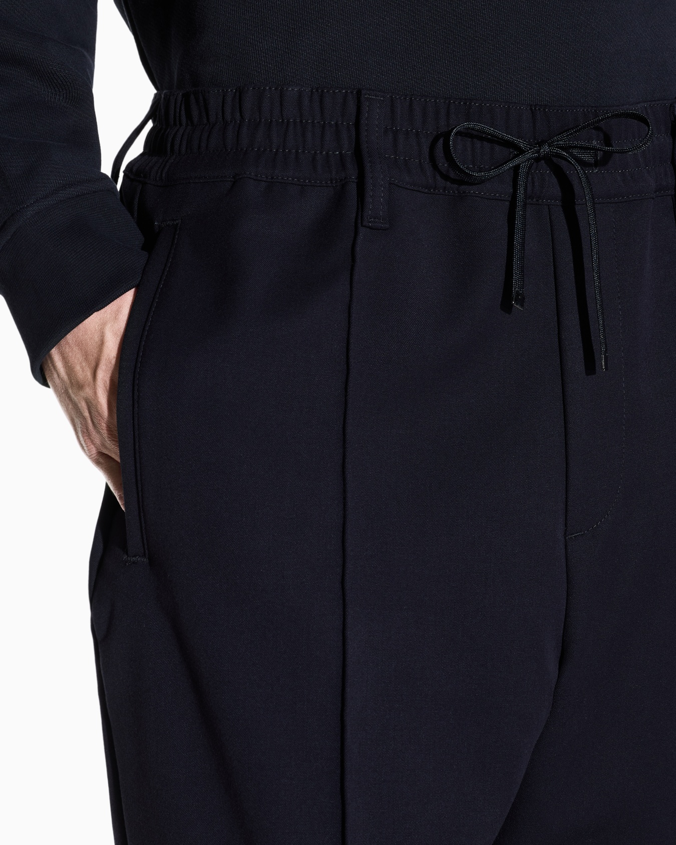 Black cropped trousers with drawstring Slide 4