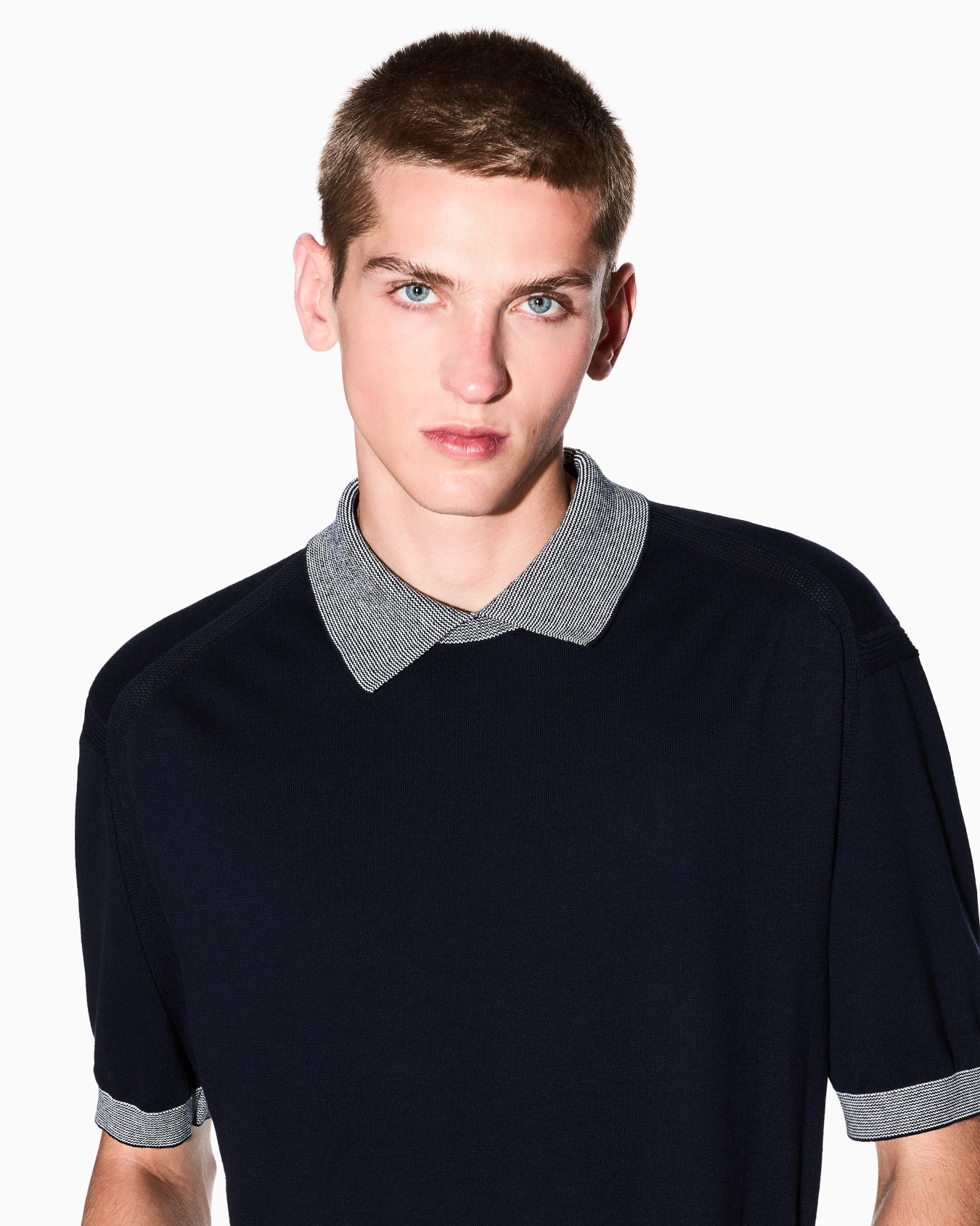 Knitted polo shirt with contrasting profiles Slide 4