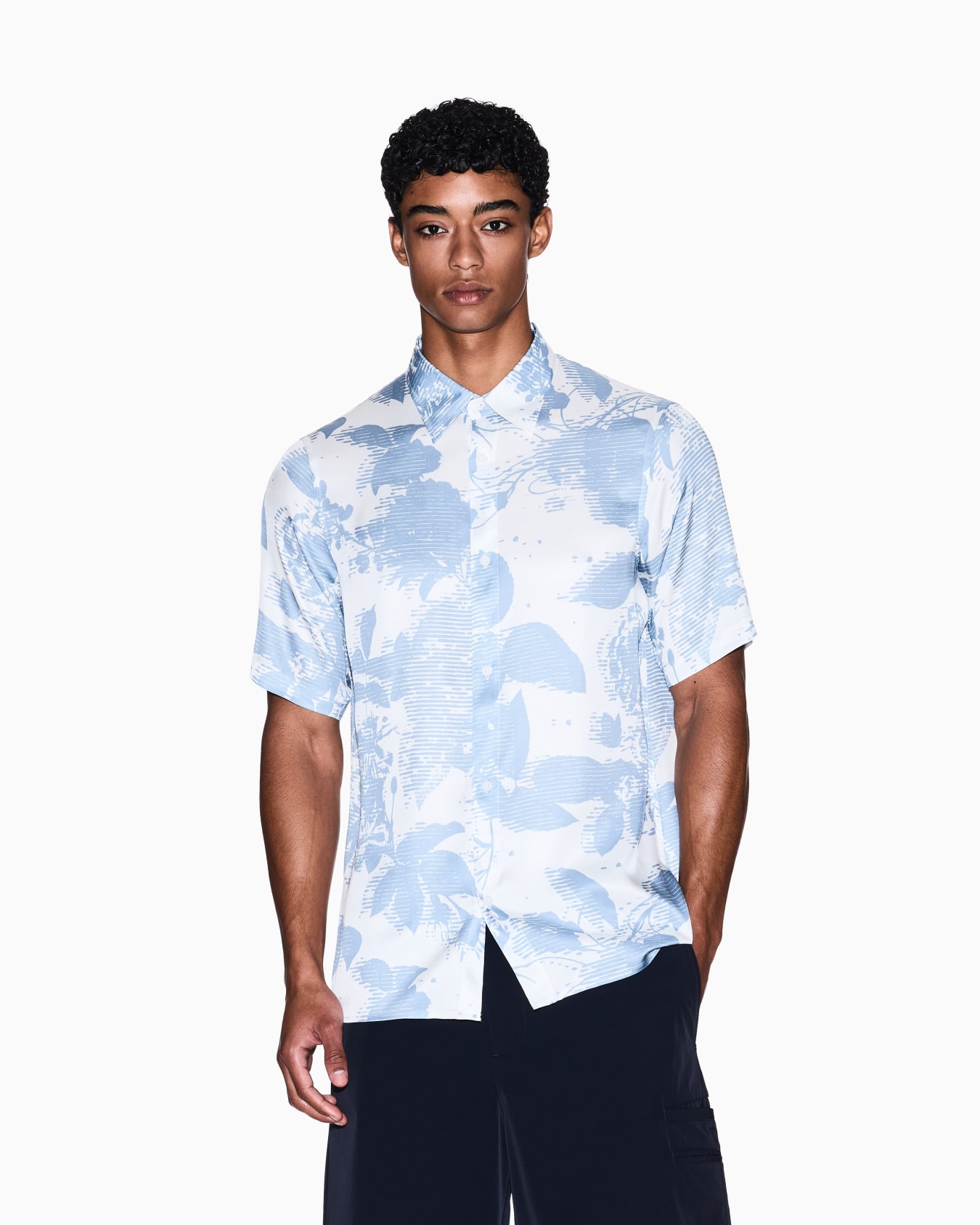 Patterned short-sleeved shirt Slide 3