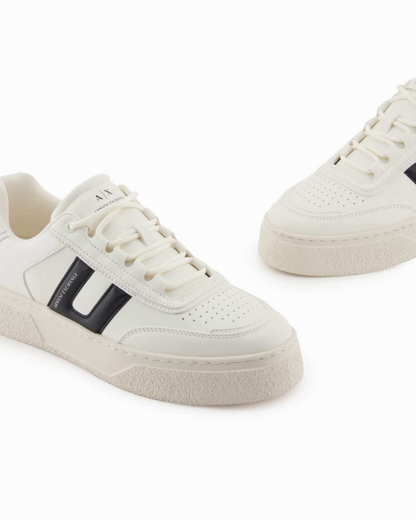 Sneakers with side detail Slide 4