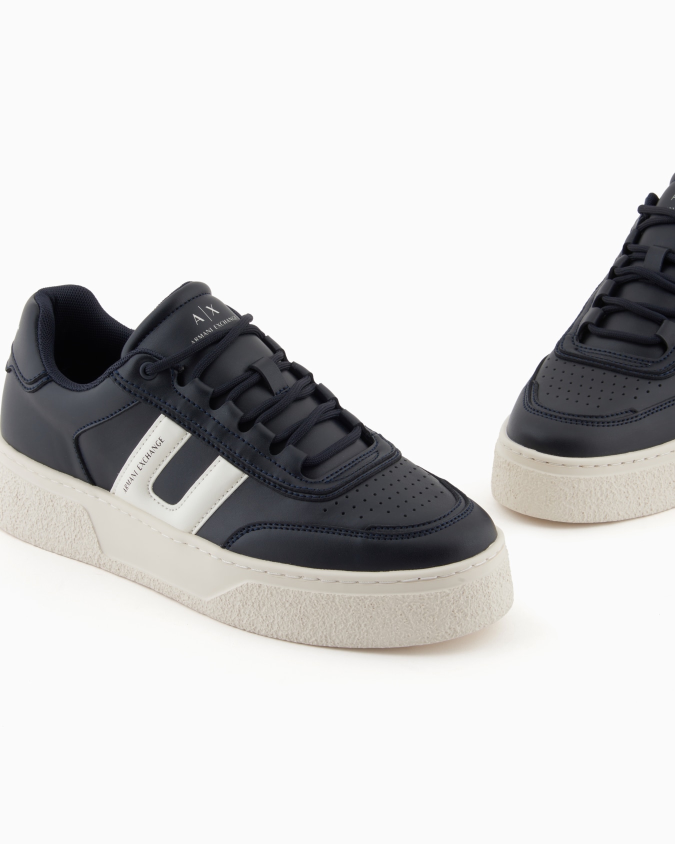 Sneakers with side detail Slide 4