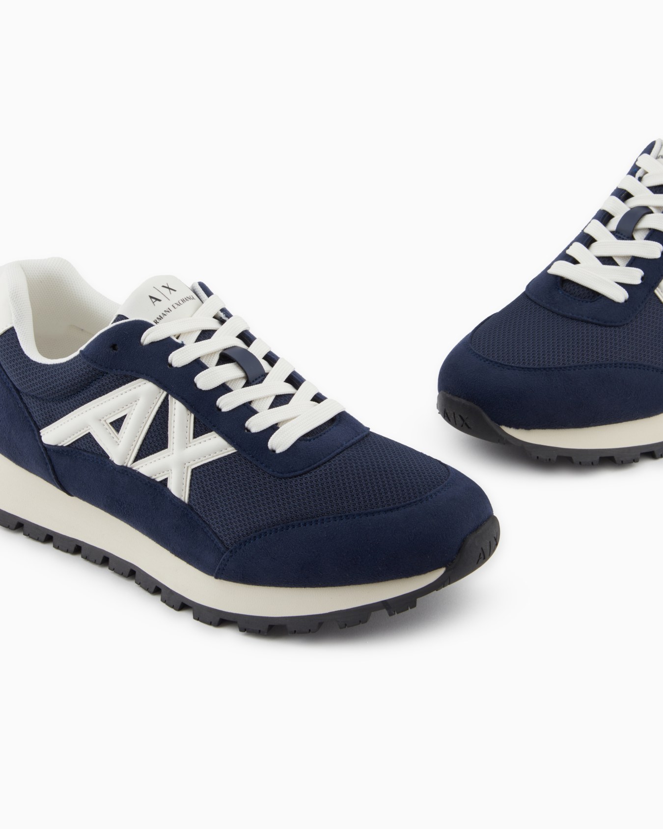 Sneakers with contrasting logo Slide 4