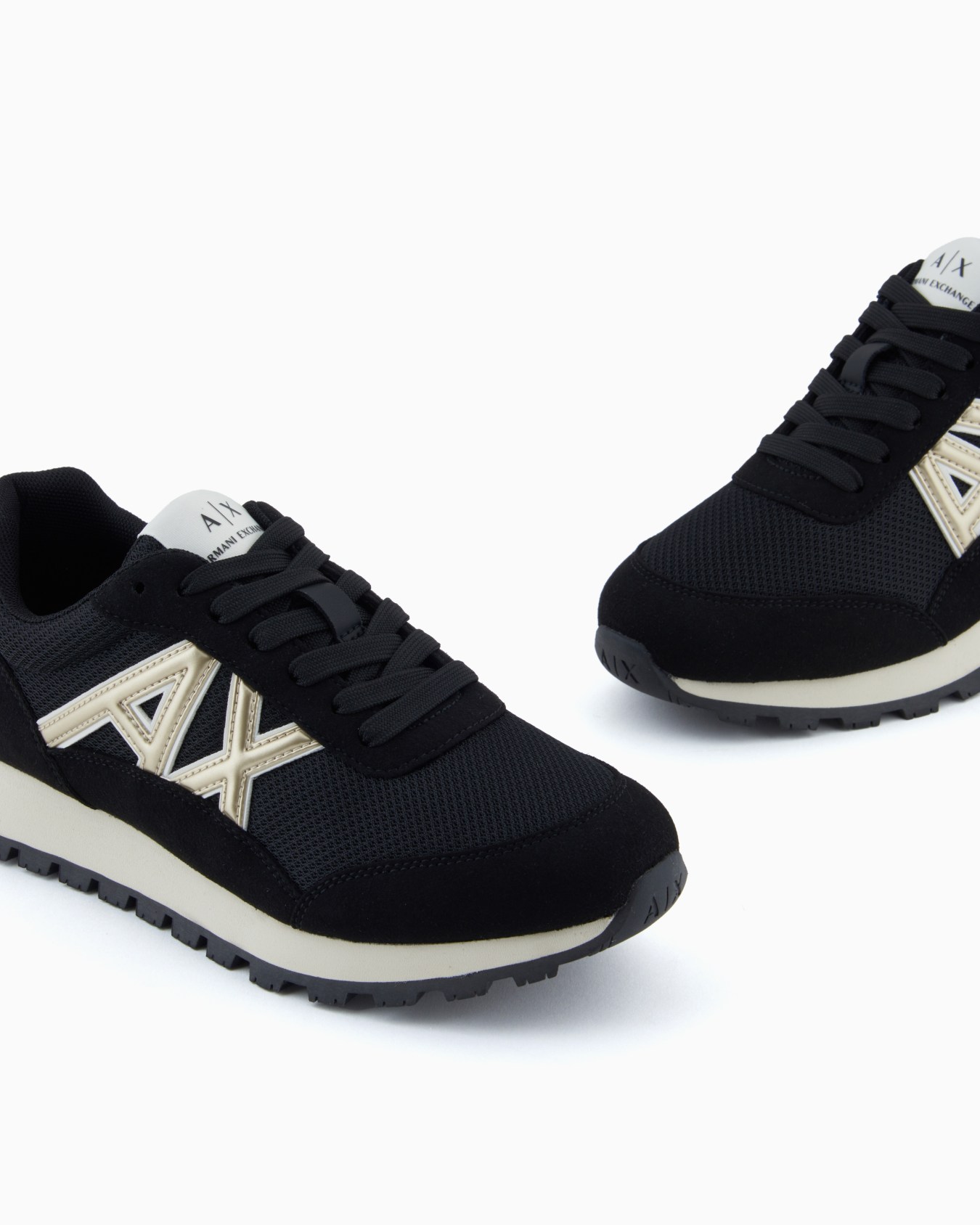 Zapatillas deportivas con logotipo en contraste Diapositiva 4