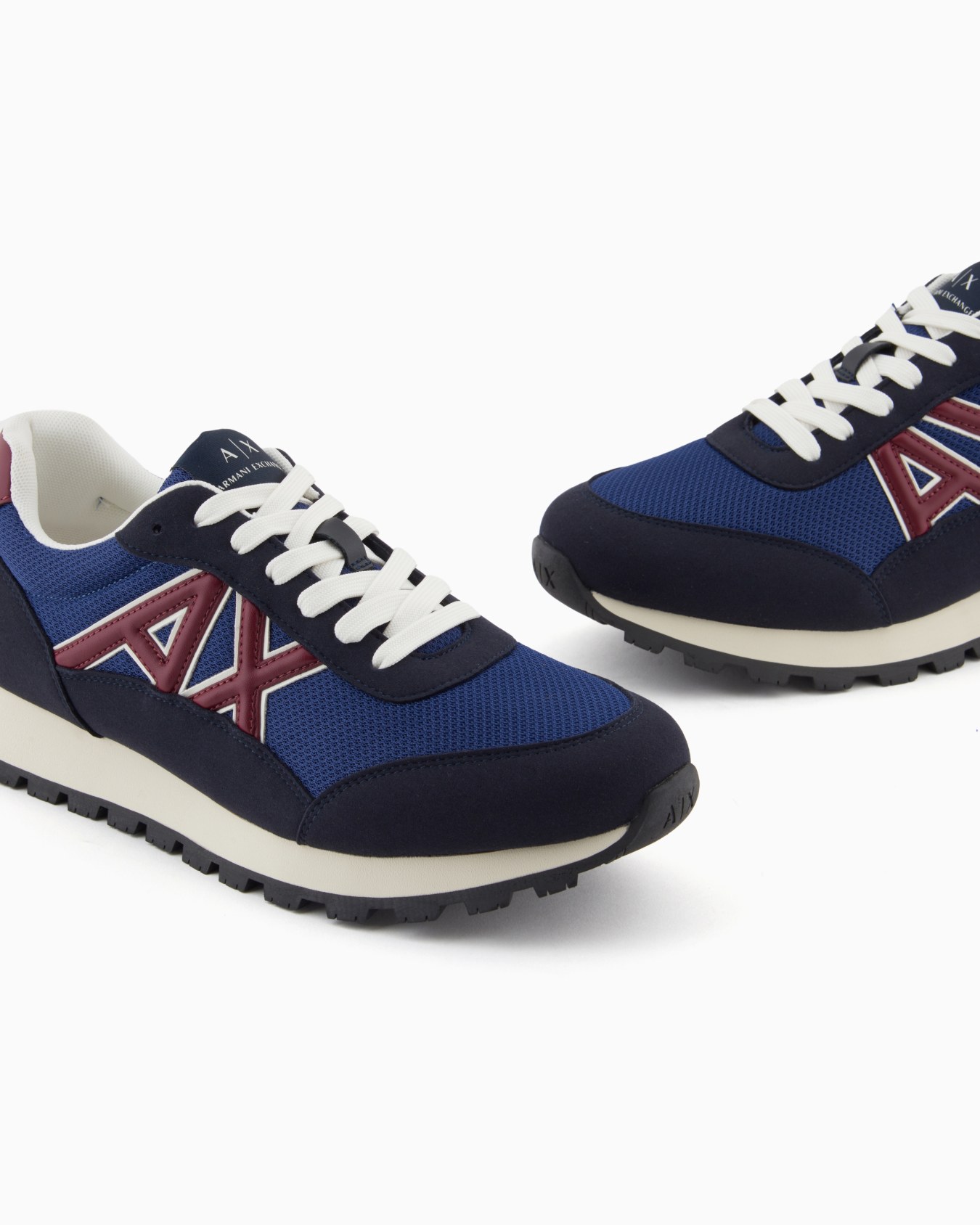 Sneakers with contrasting logo Slide 4