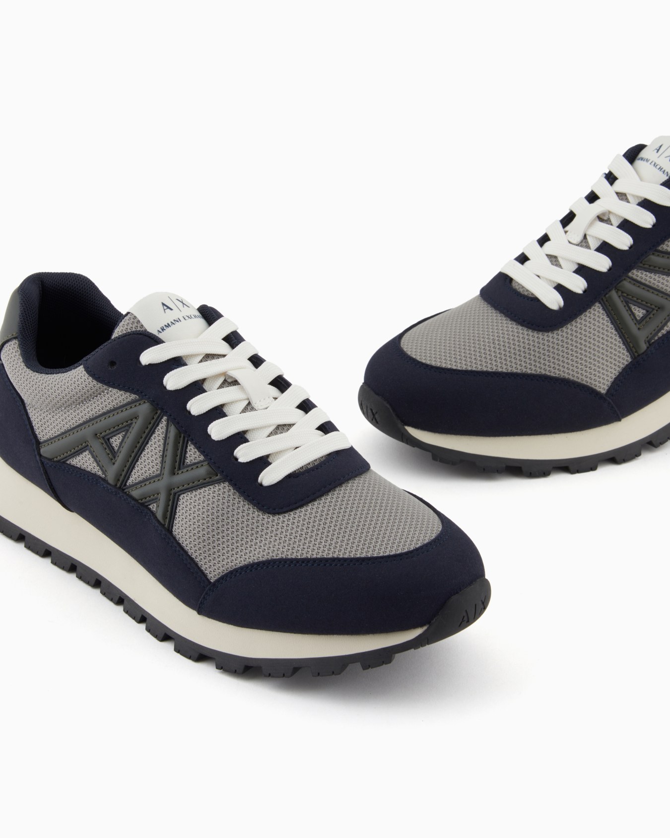 Sneakers with contrasting logo Slide 4