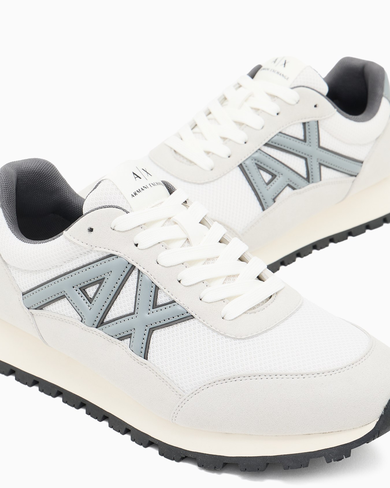 Sneakers with contrasting logo Slide 4