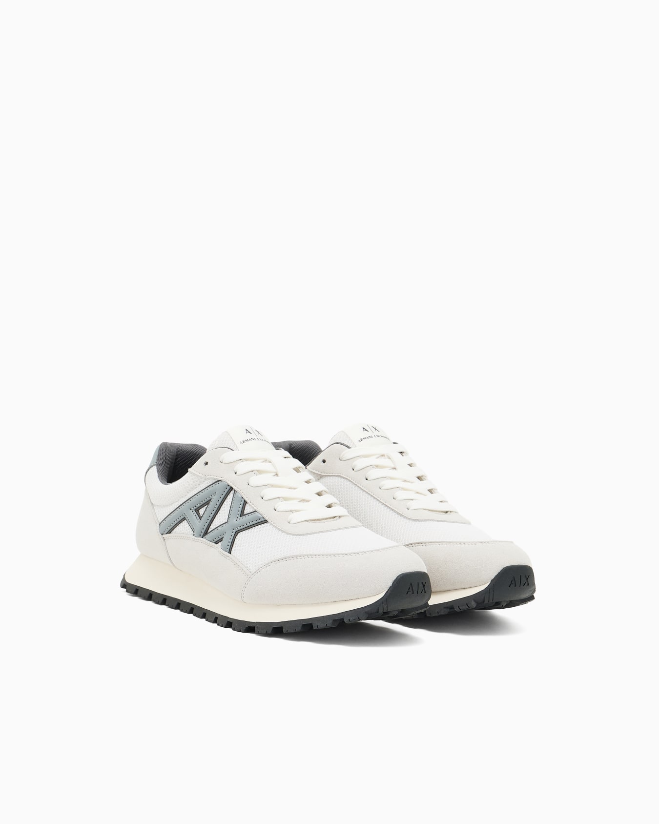 Sneakers with contrasting logo Slide 1