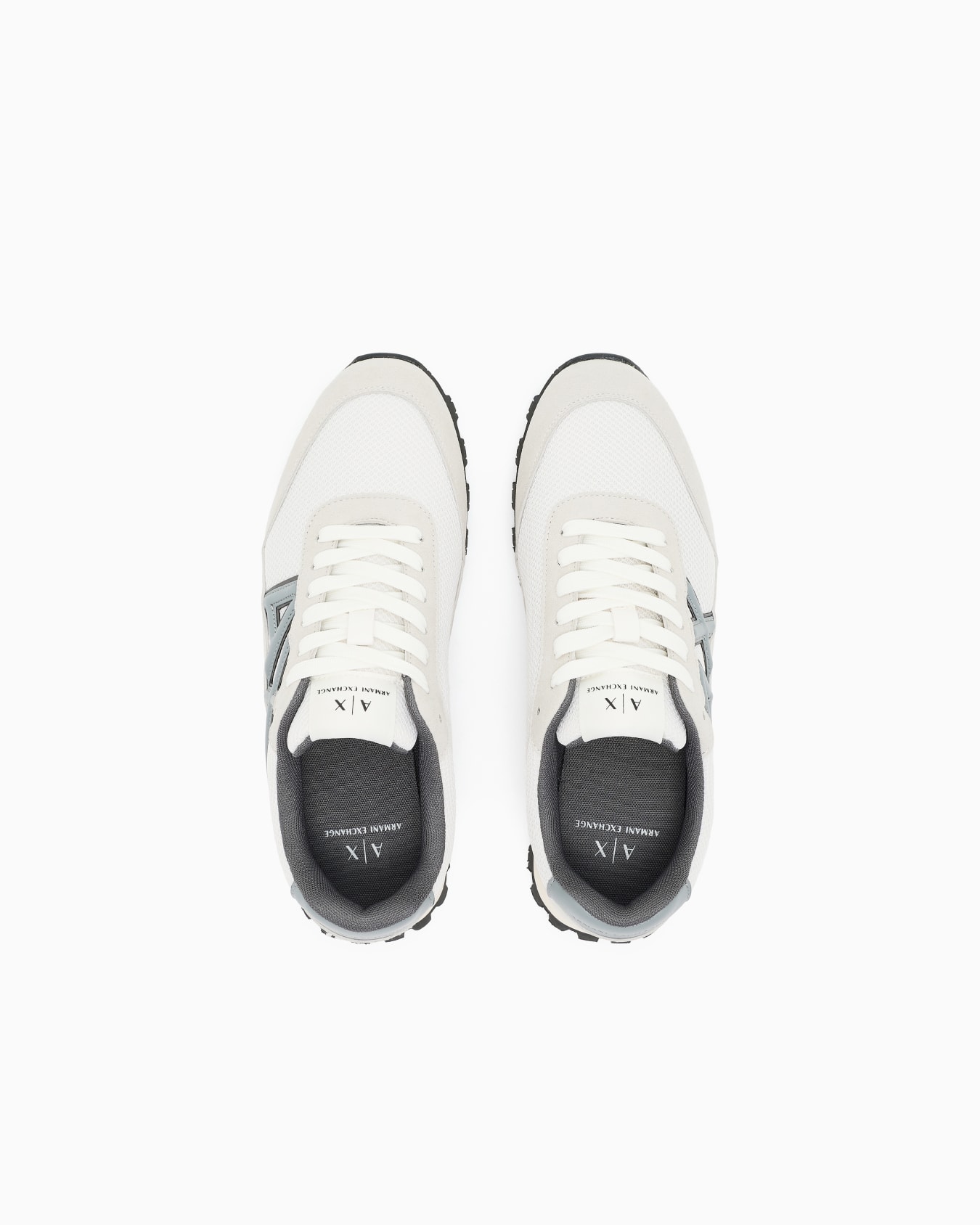 Sneakers with contrasting logo Slide 2