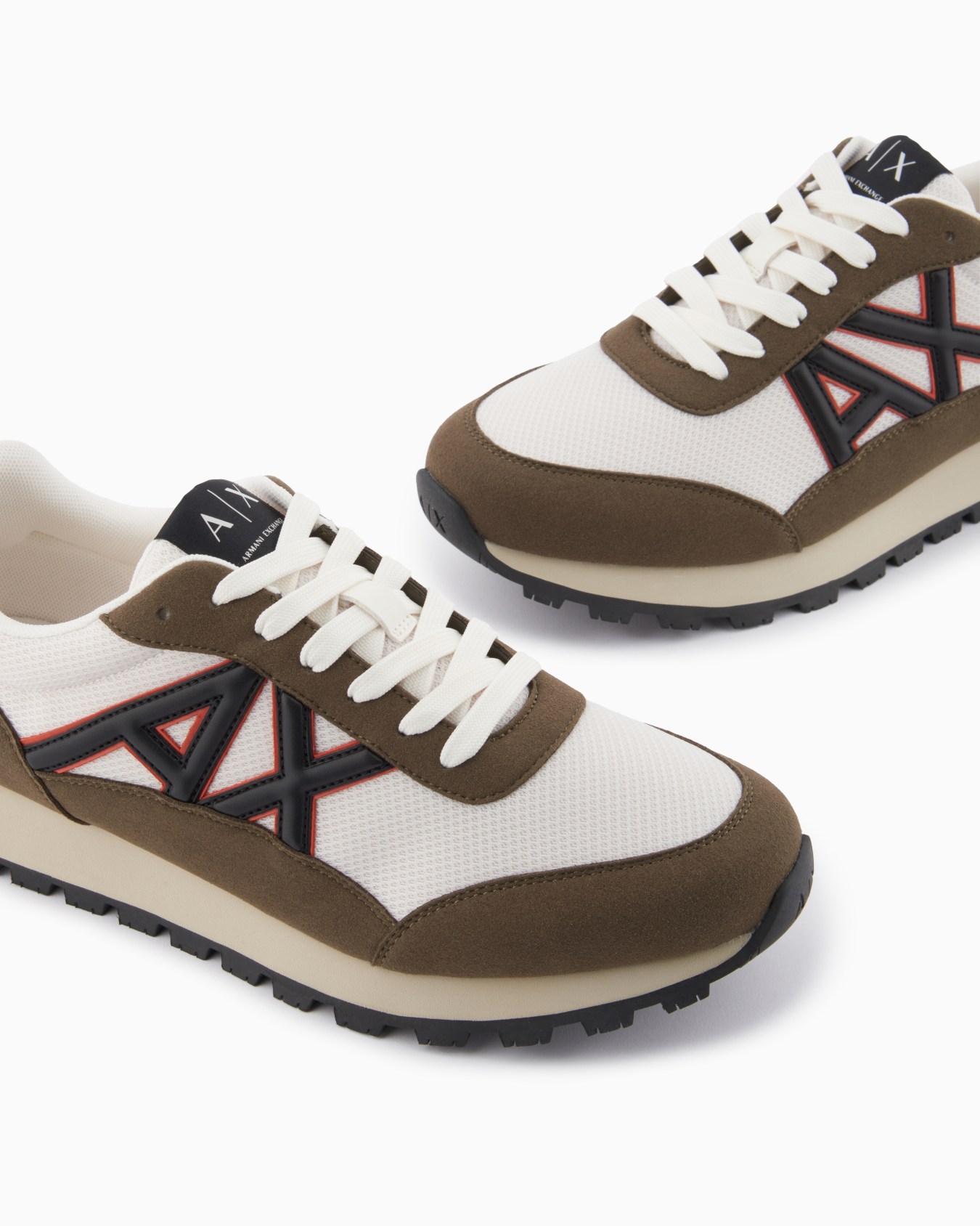 Sneakers with contrasting logo Slide 4