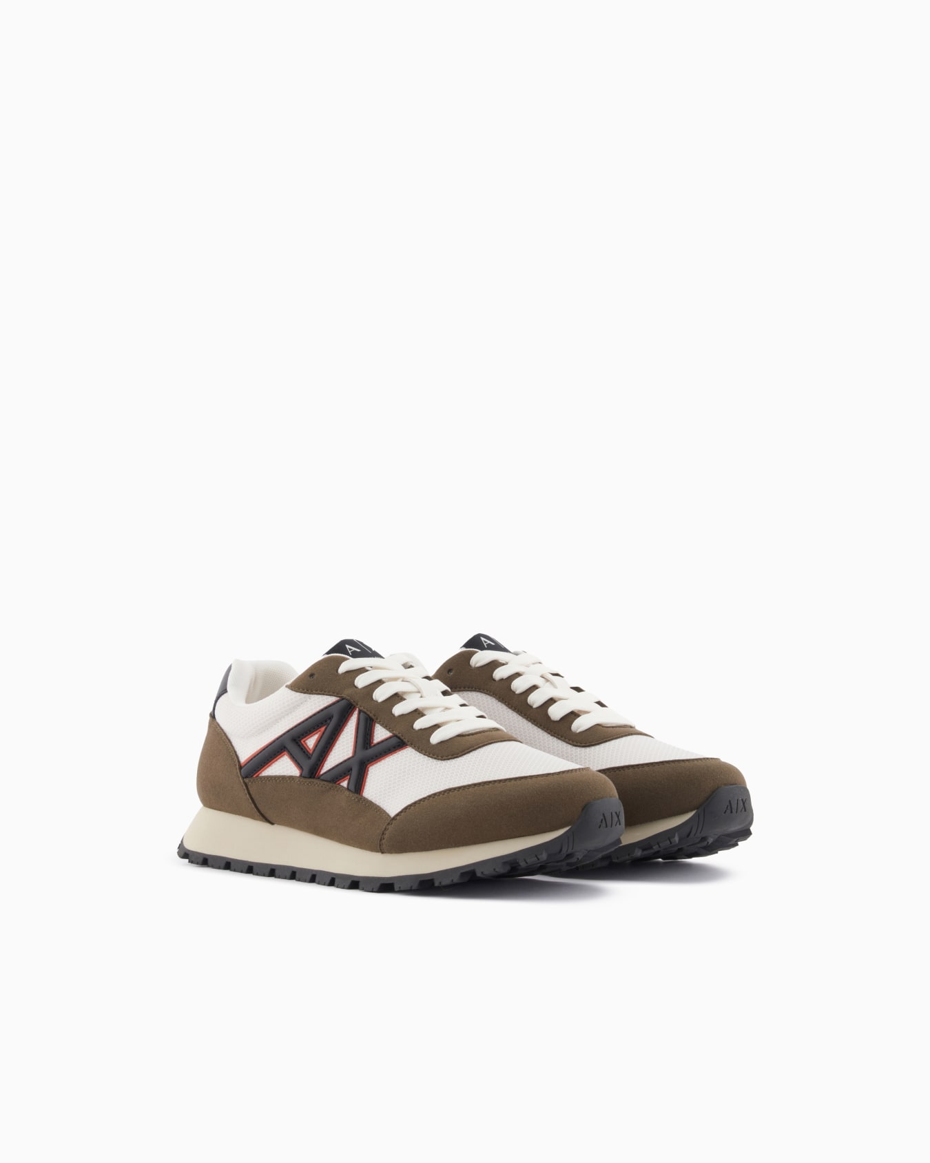 Sneakers with contrasting logo Slide 1