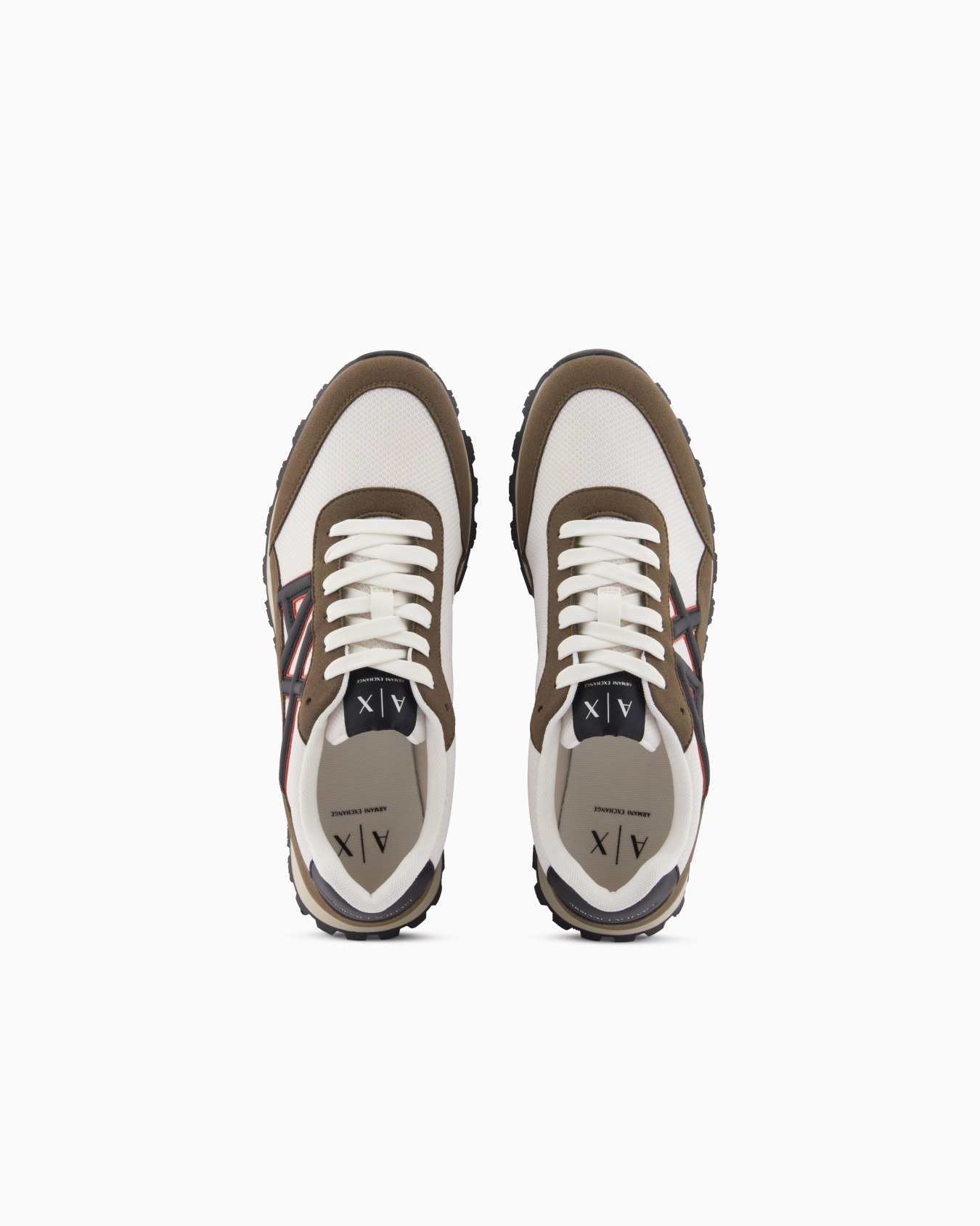 Sneakers with contrasting logo Slide 2