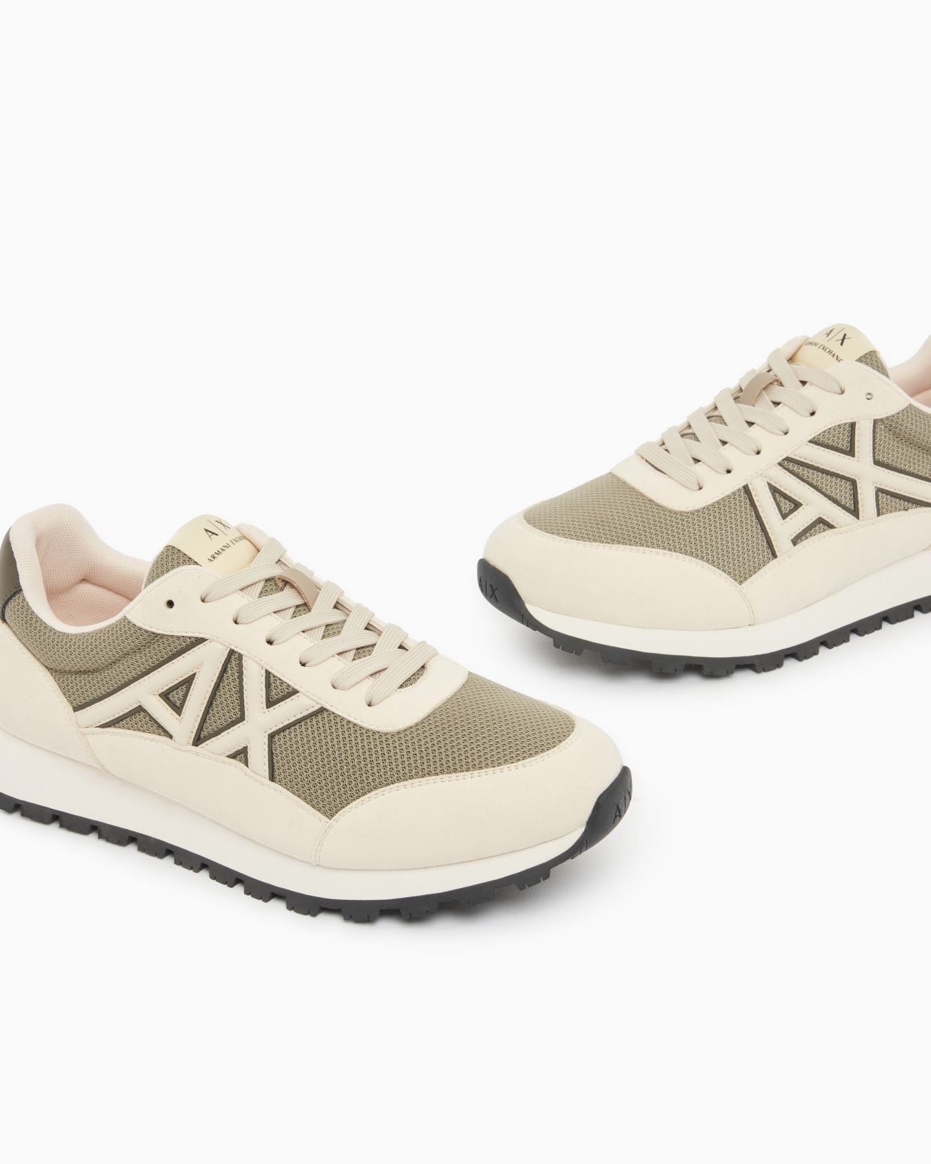 Sneakers with contrasting logo Slide 4