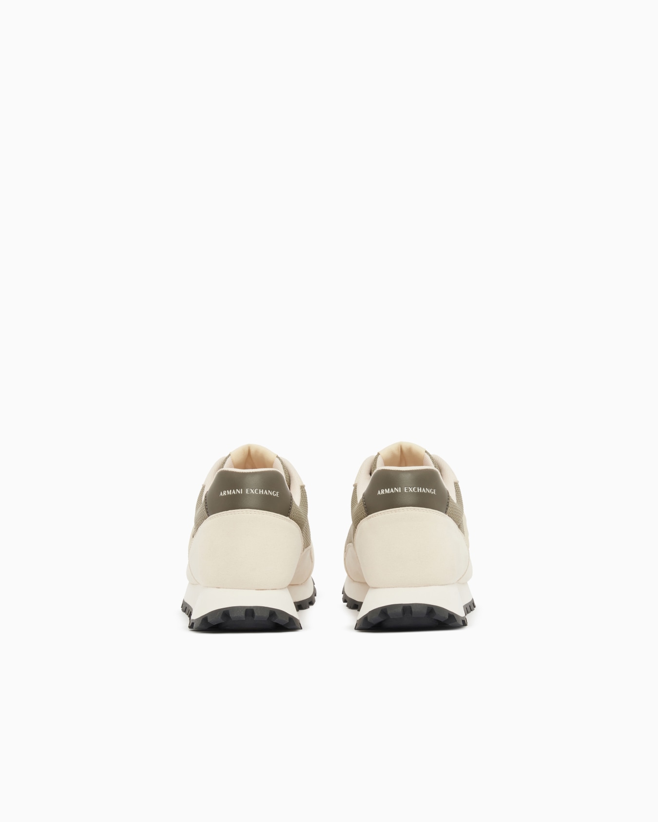 Sneakers with contrasting logo Slide 3