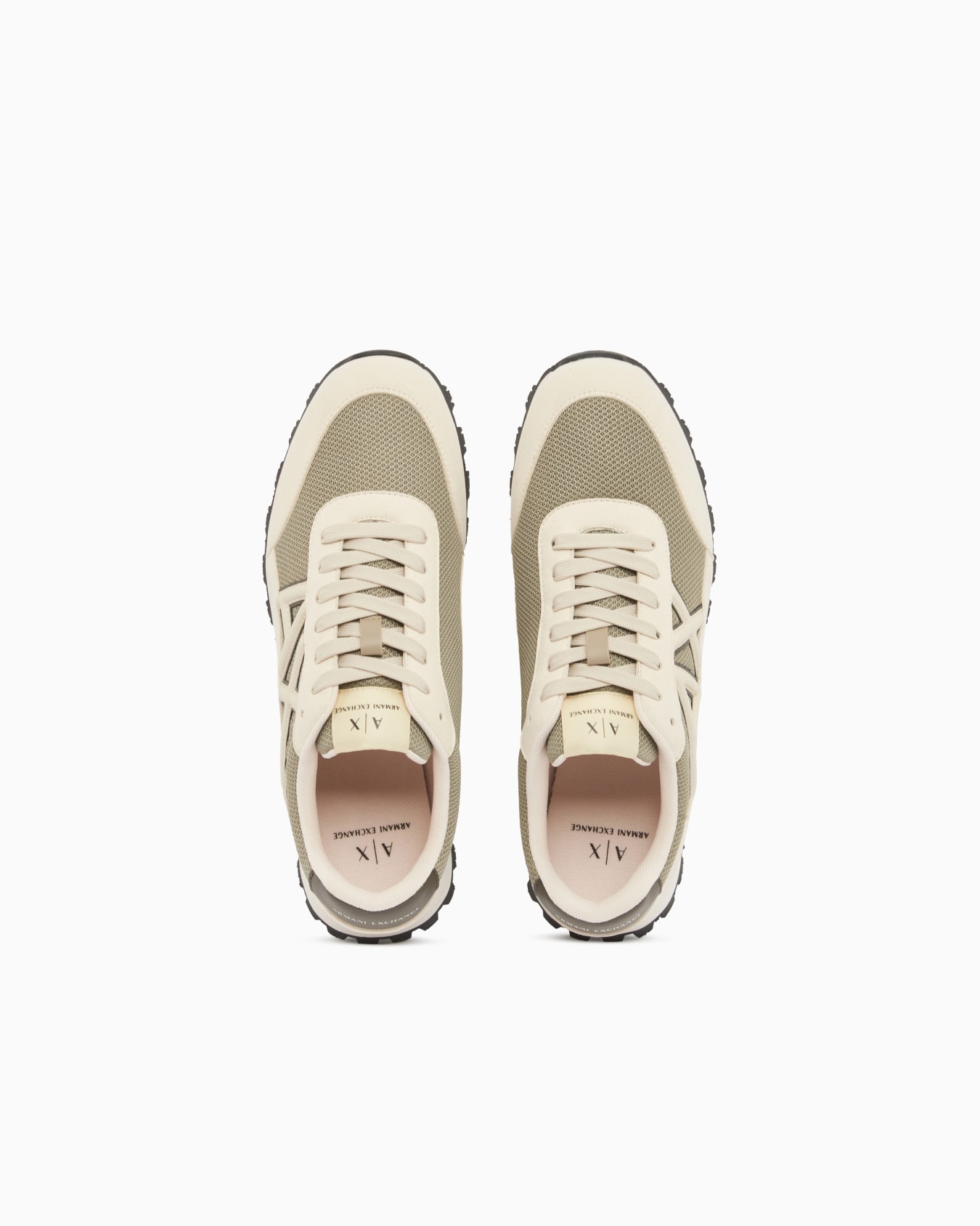 Sneakers with contrasting logo Slide 2