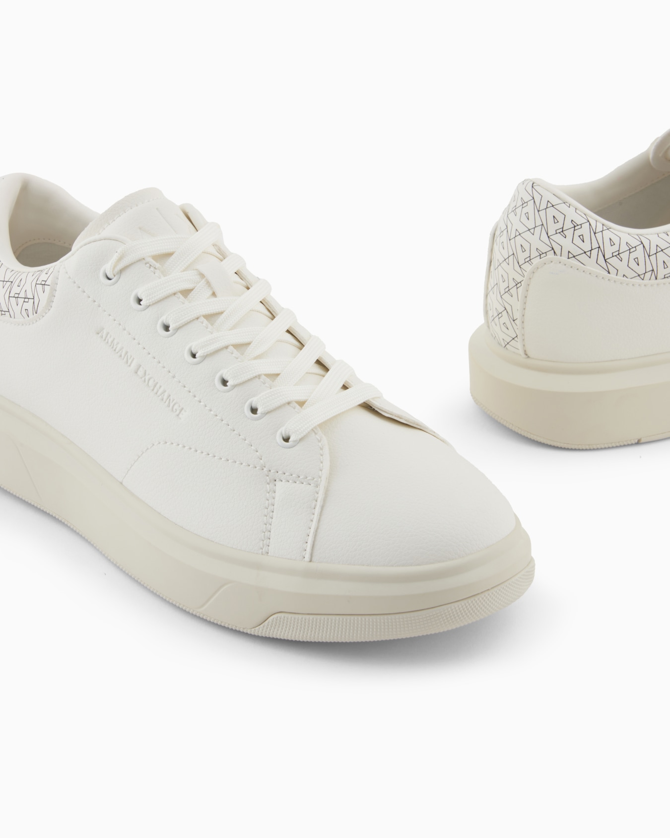 Sneakers with detail on the back Slide 4