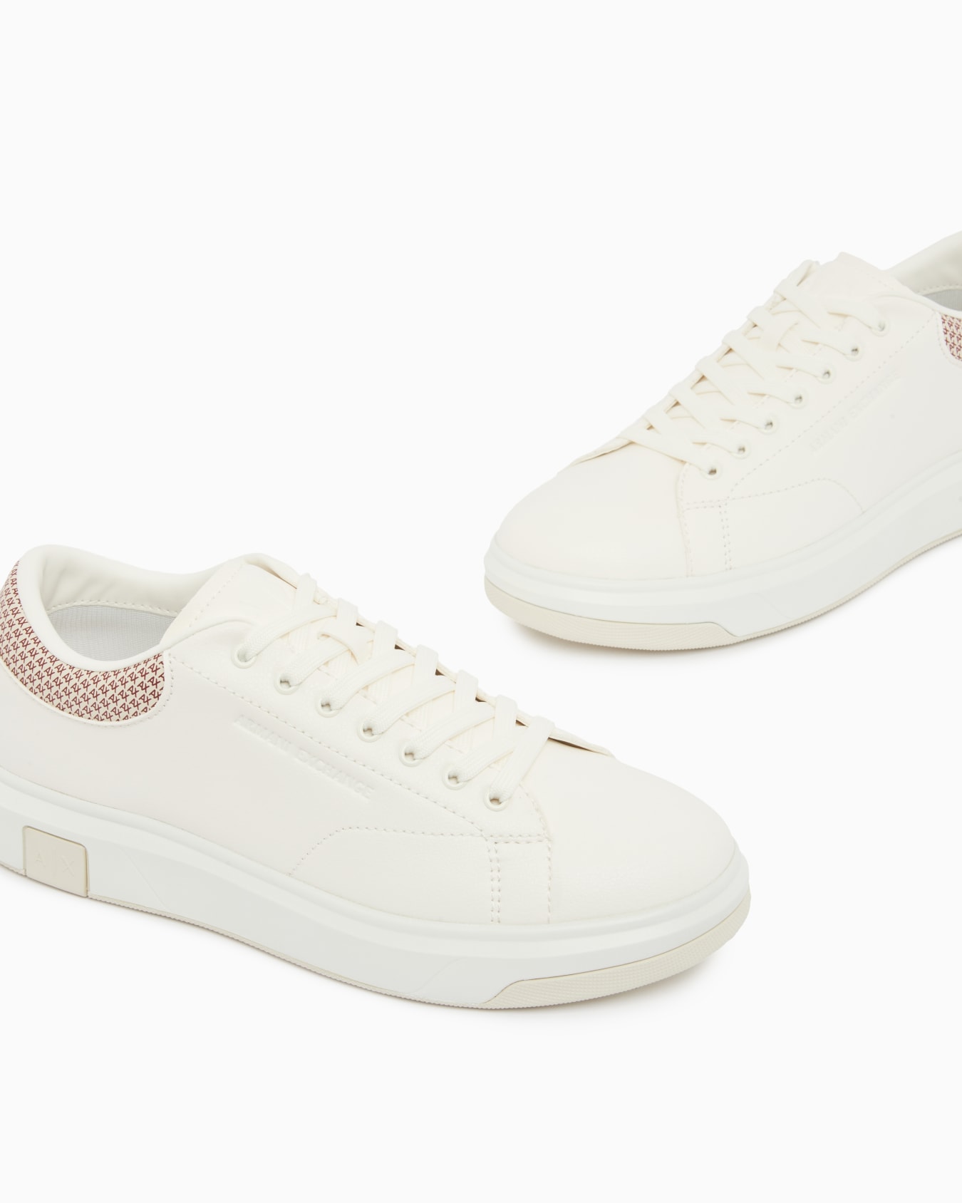 Sneaker mit Detail auf der Rückseite Folie 4