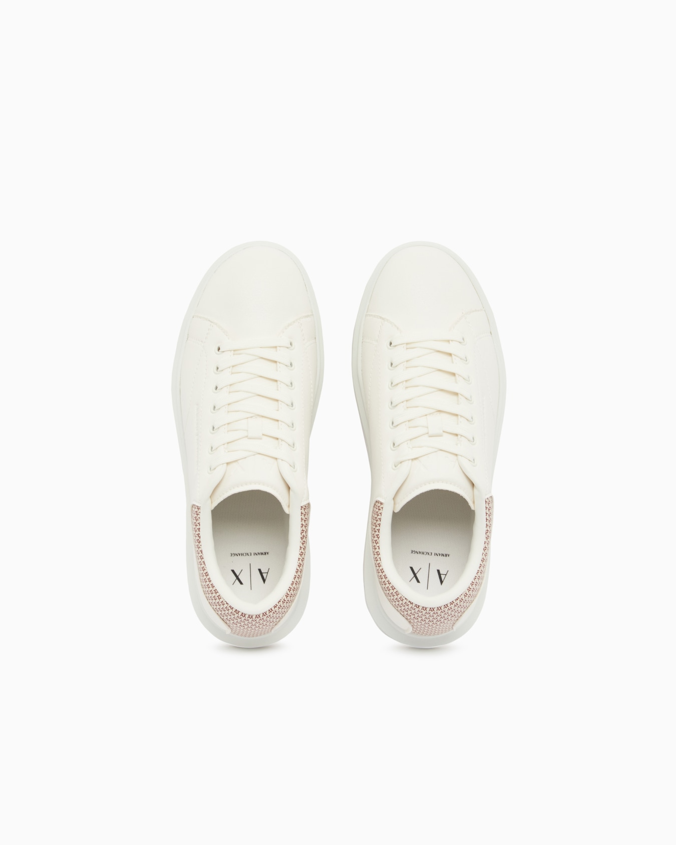 Sneaker mit Detail auf der Rückseite Folie 2