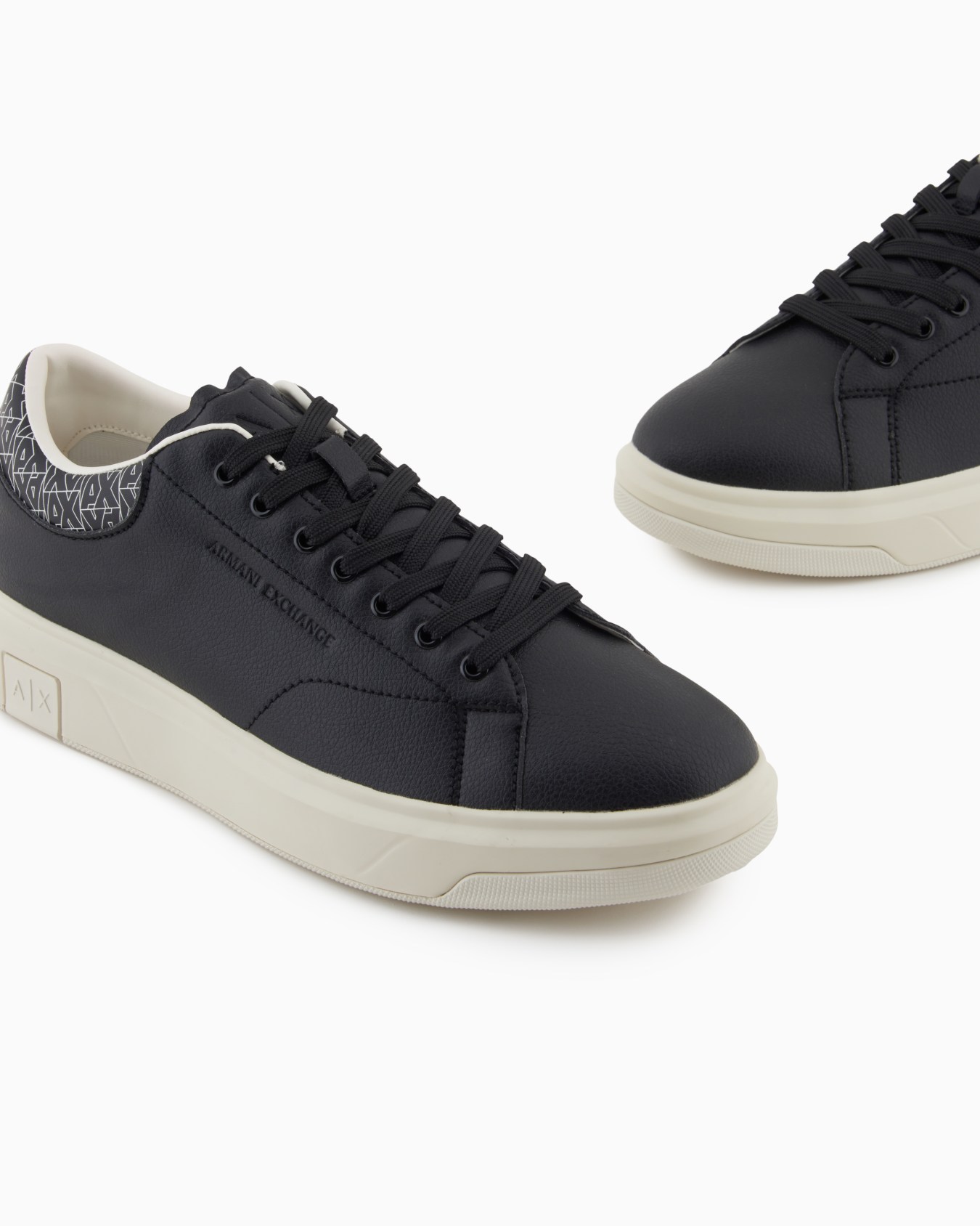 Sneaker mit Detail auf der Rückseite Folie 4