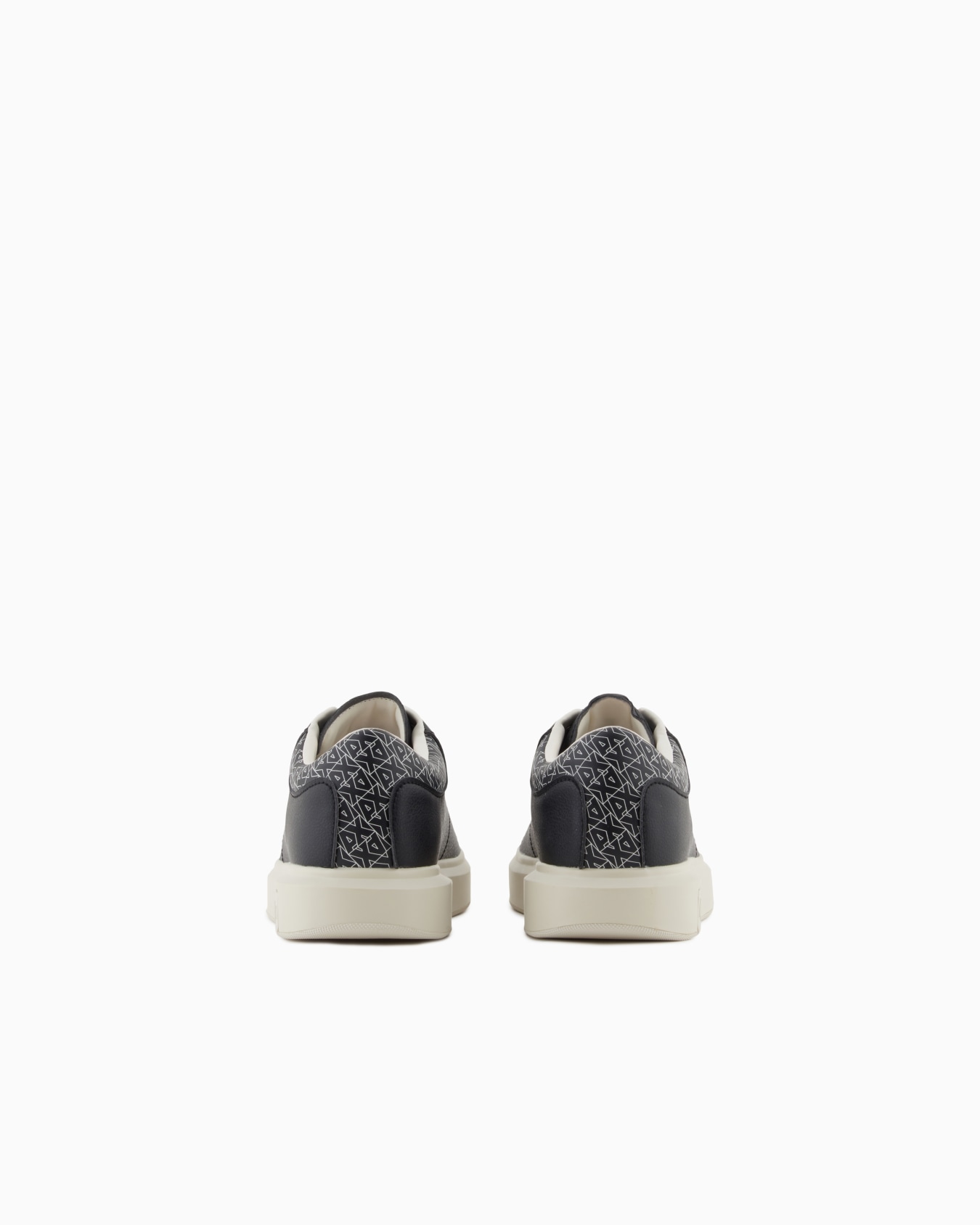 Sneaker mit Detail auf der Rückseite Folie 3