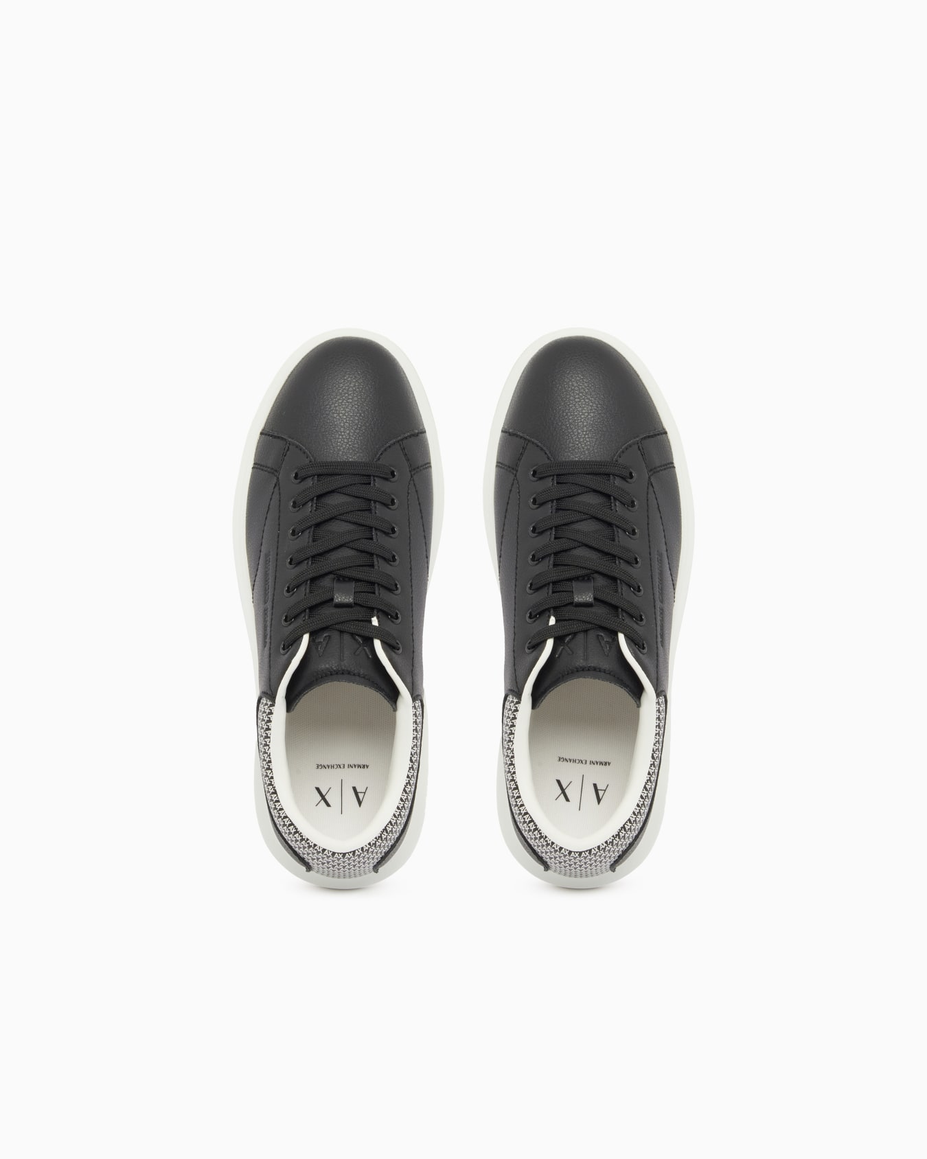 Sneaker mit Detail auf der Rückseite Folie 2