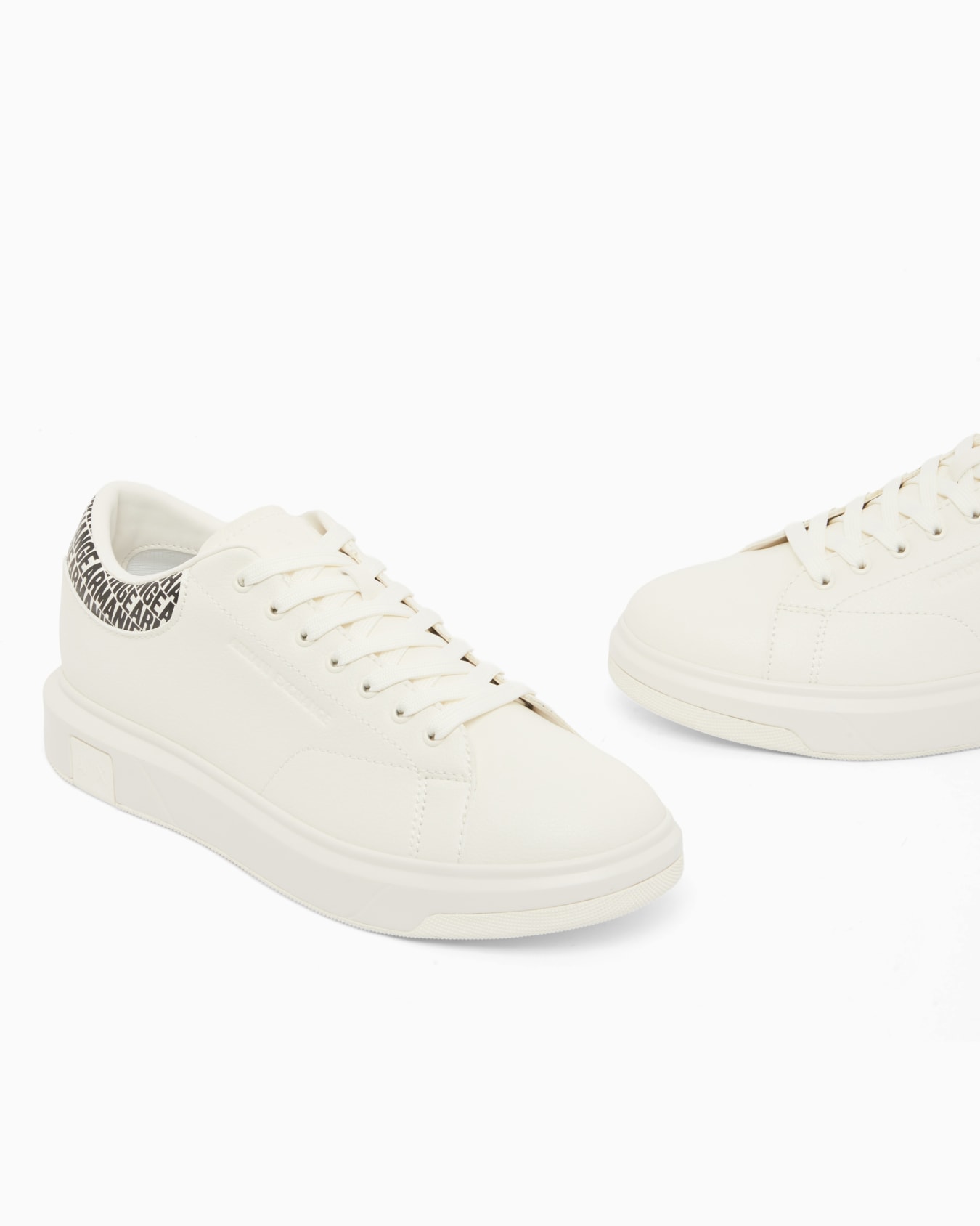 Sneakers with an all-over print Slide 4
