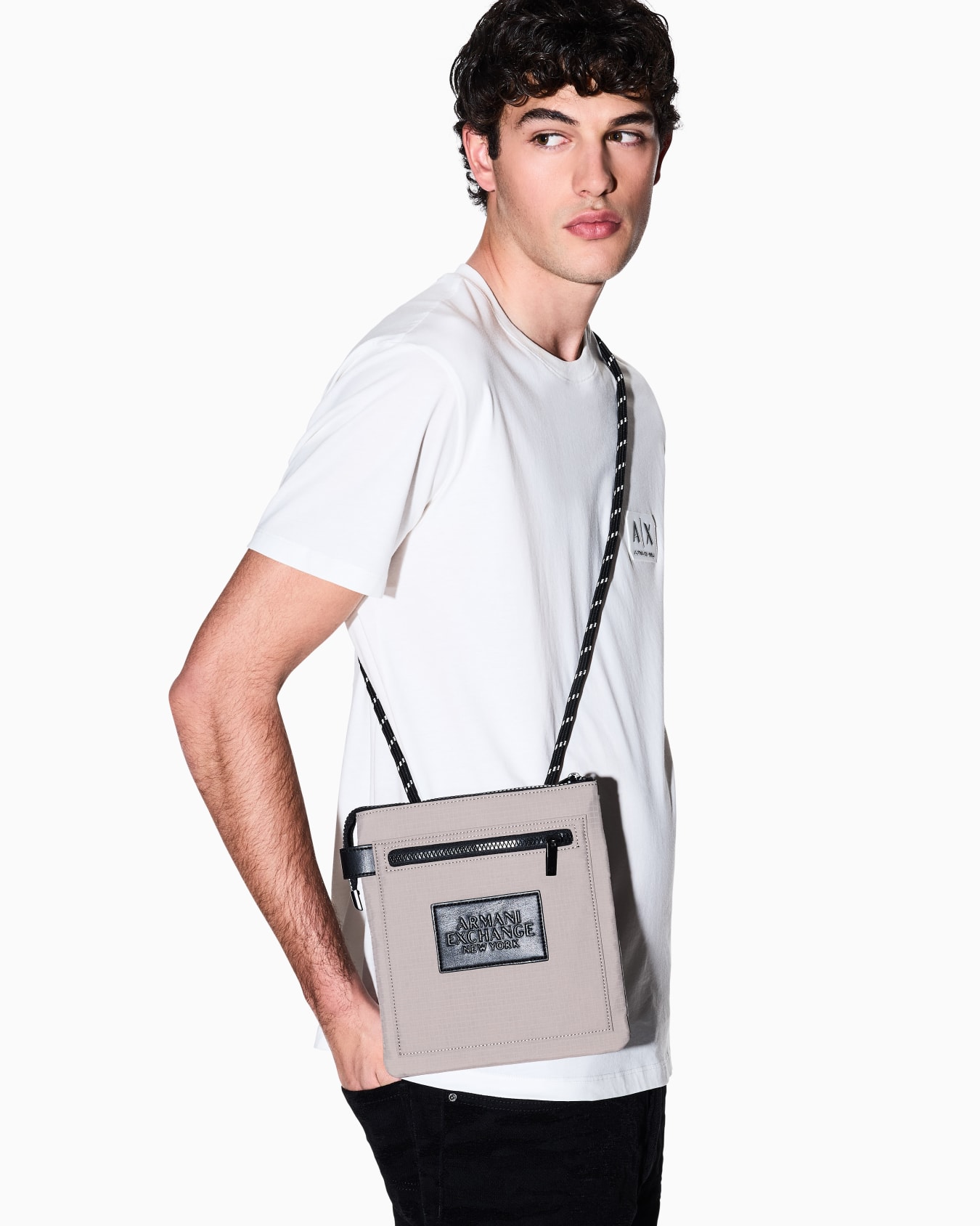 Crossbody bag in technical fabric Diapositiva 5