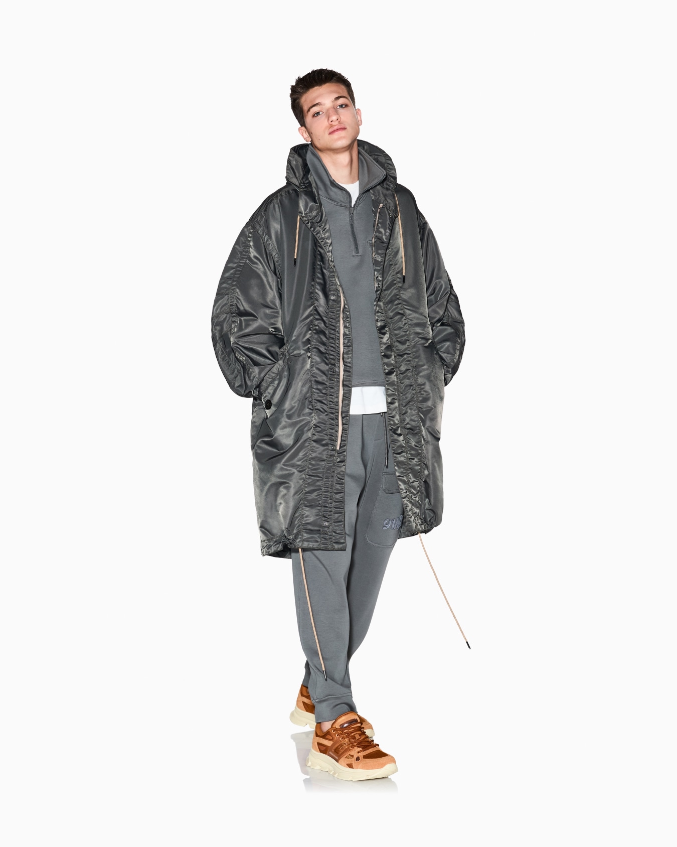 91ロゴ ハーフジップスウェットプルオーバー スライドする 1