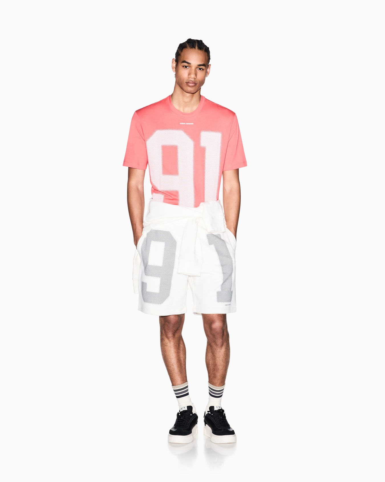 91ロゴ レギュラープラスフィット 半袖クルーネックTシャツ スライドする 1