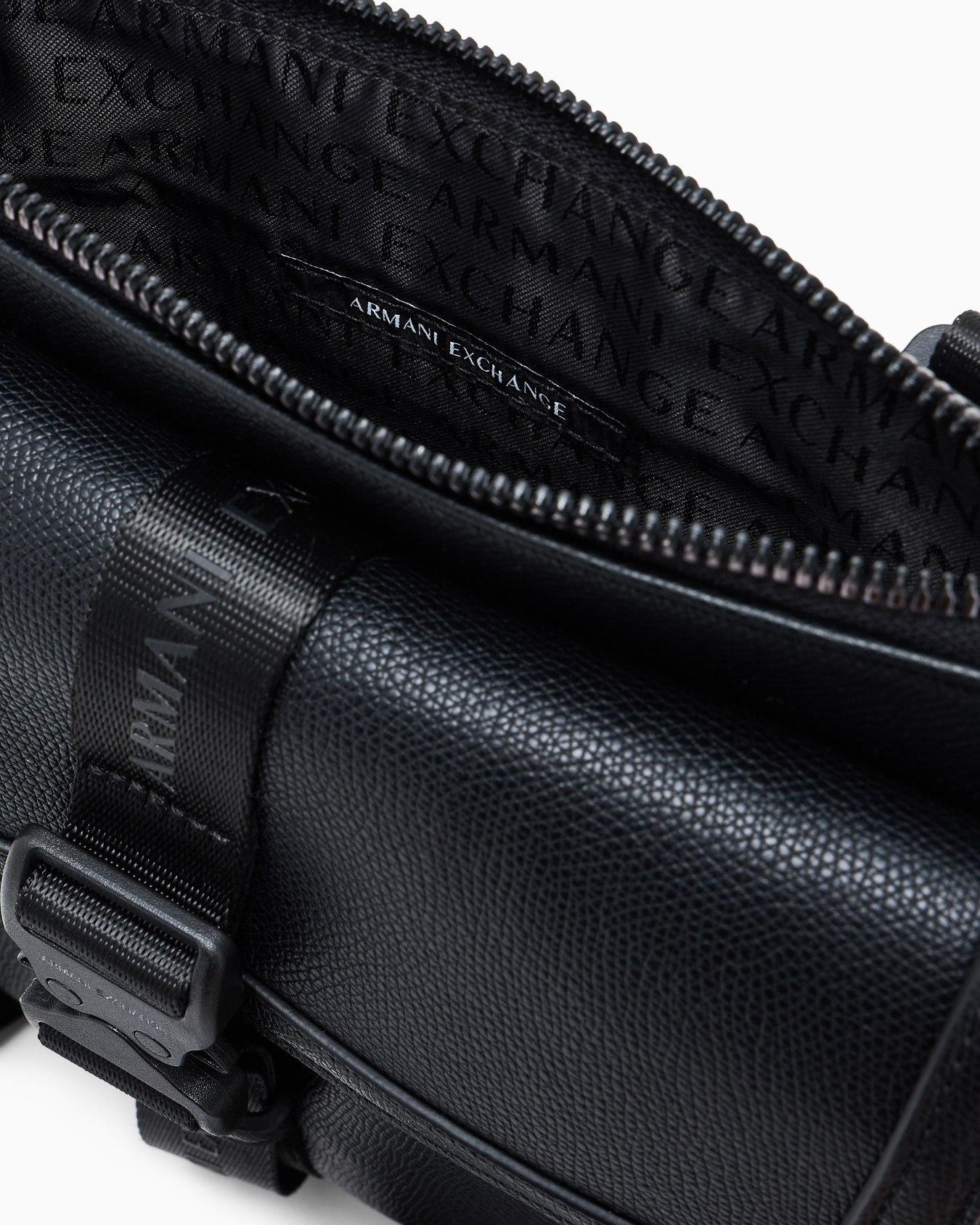 AXロゴ バックルディテール フラットショルダーバッグ スライドする 3