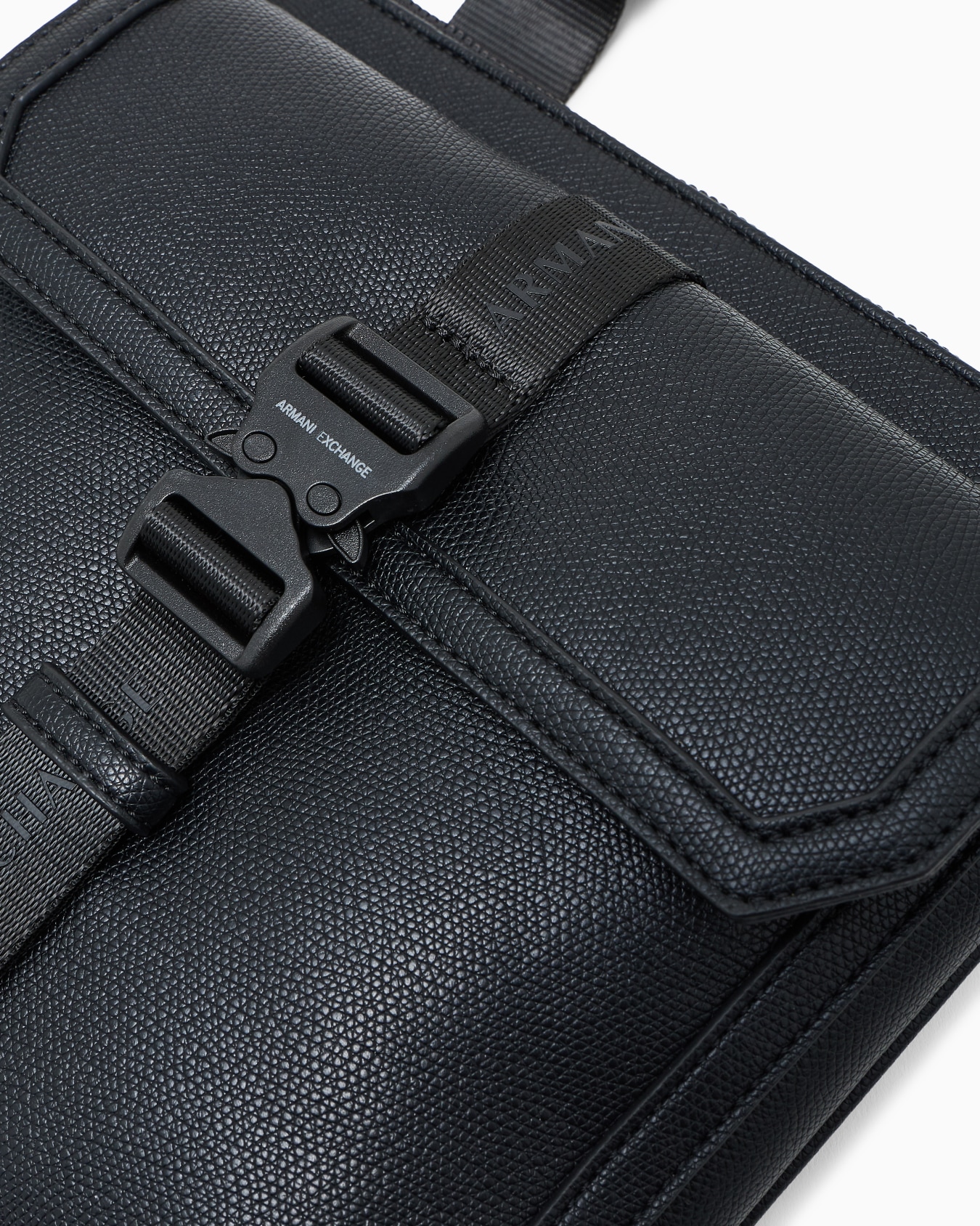 AXロゴ バックルディテール フラットショルダーバッグ スライドする 4