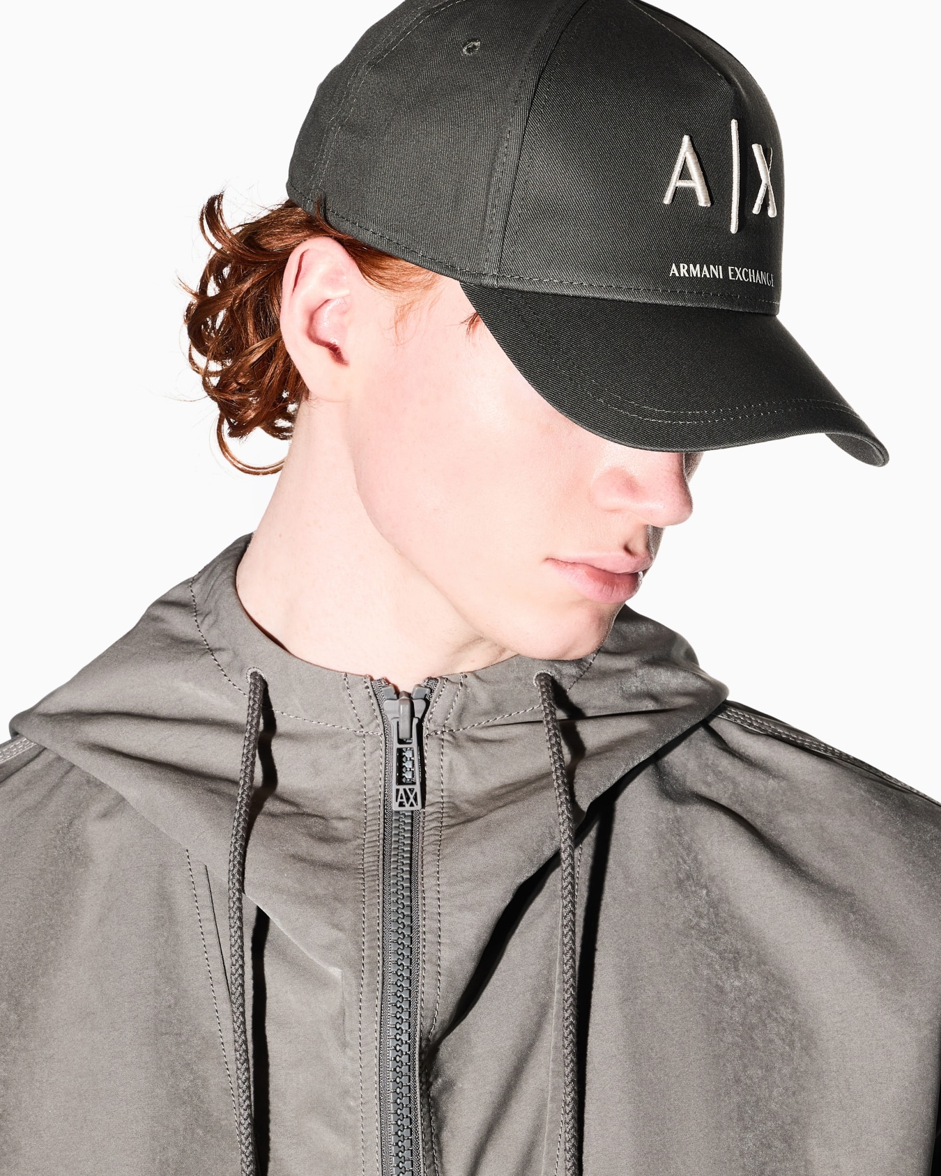 Cappello con visiera e logo Slide 2