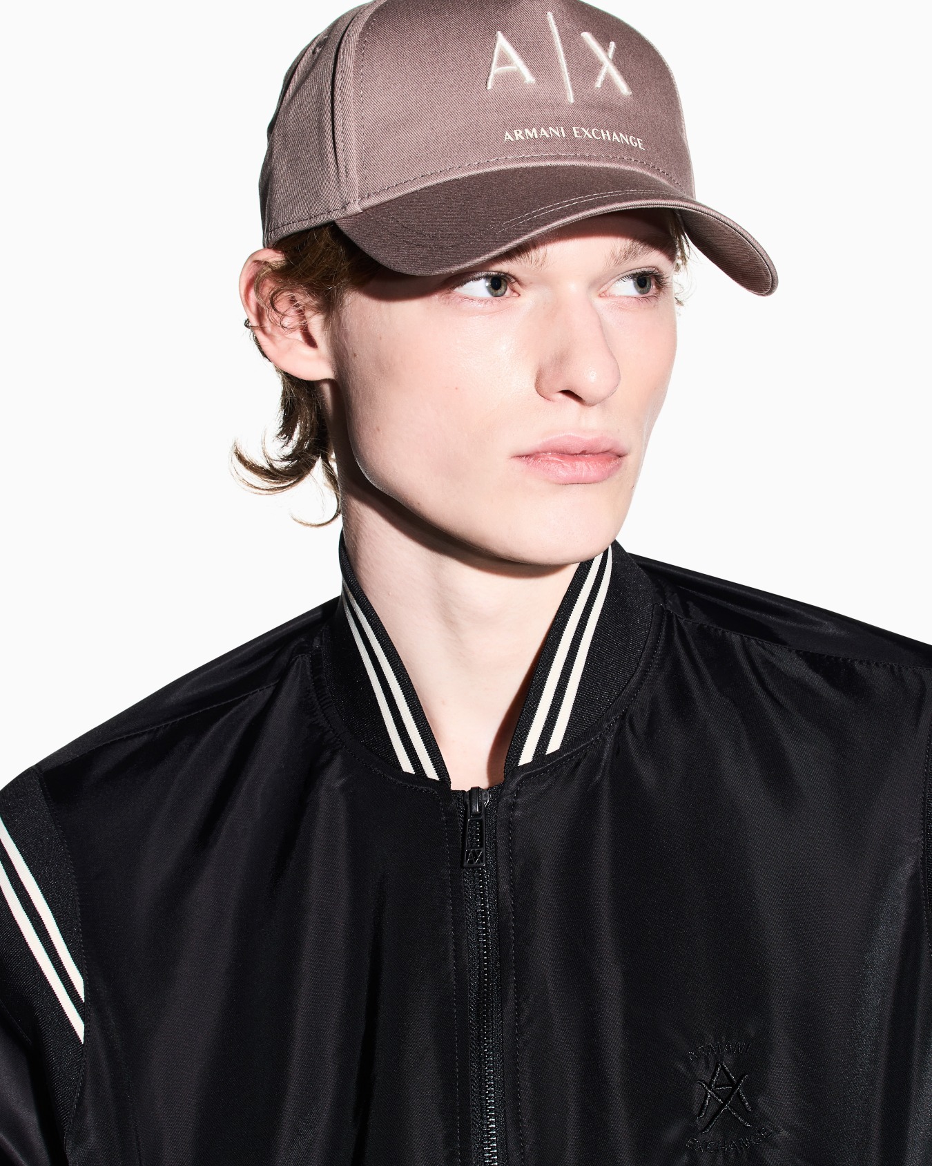 Cappello con visiera e logo Slide 2