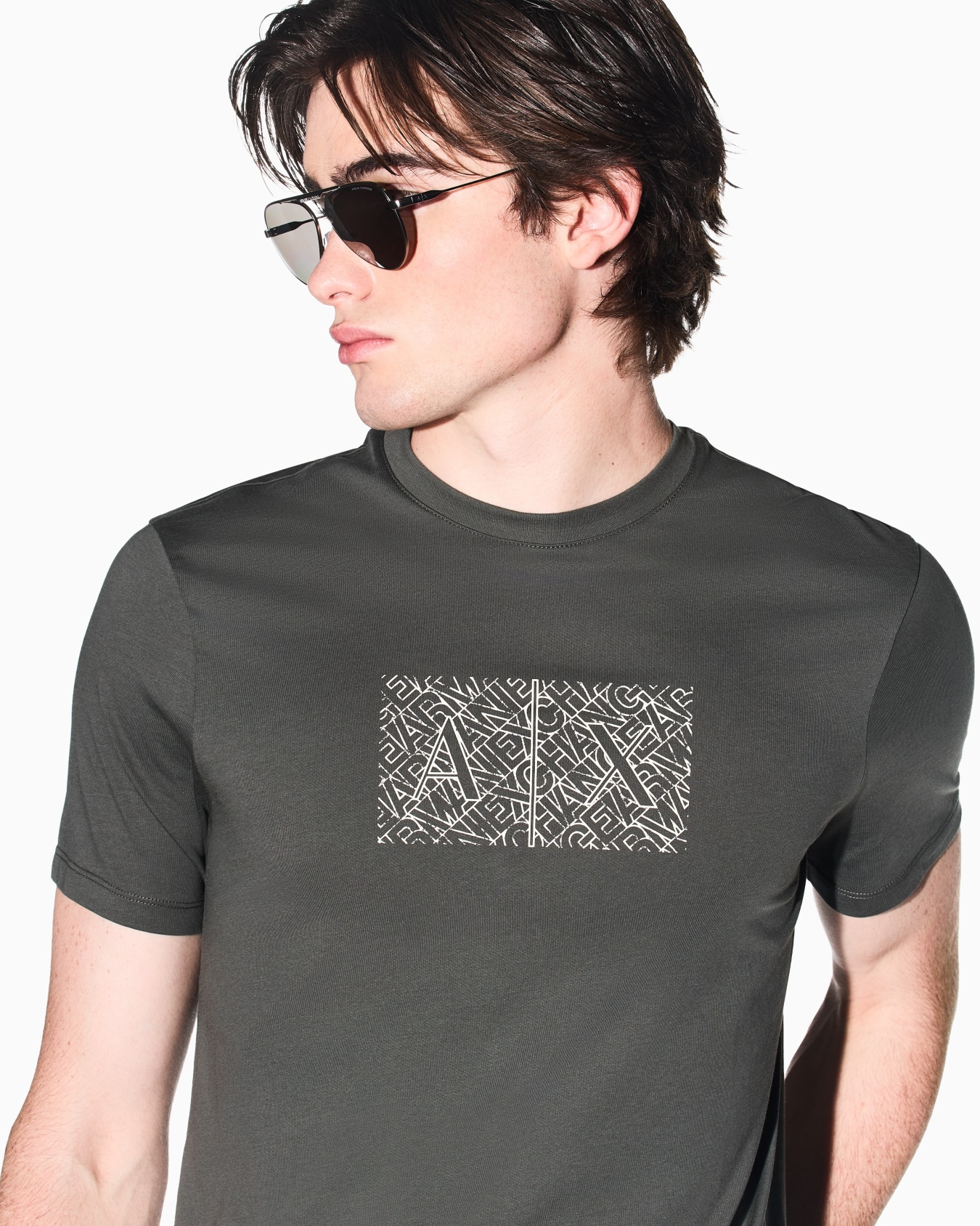 ダイアゴナルオールオーバーロゴ ボックスプリント スリムフィット 半袖クルーネックTシャツ スライドする 4