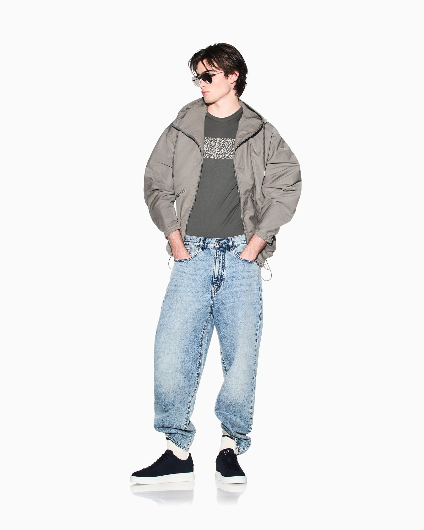 ダイアゴナルオールオーバーロゴ ボックスプリント スリムフィット 半袖クルーネックTシャツ スライドする 1