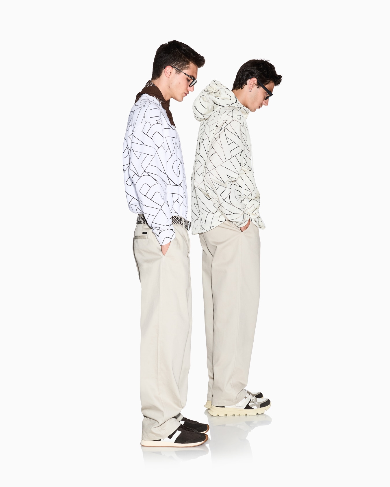 ダイアゴナルオールオーバーロゴ フーデッドブルゾン スライドする 1