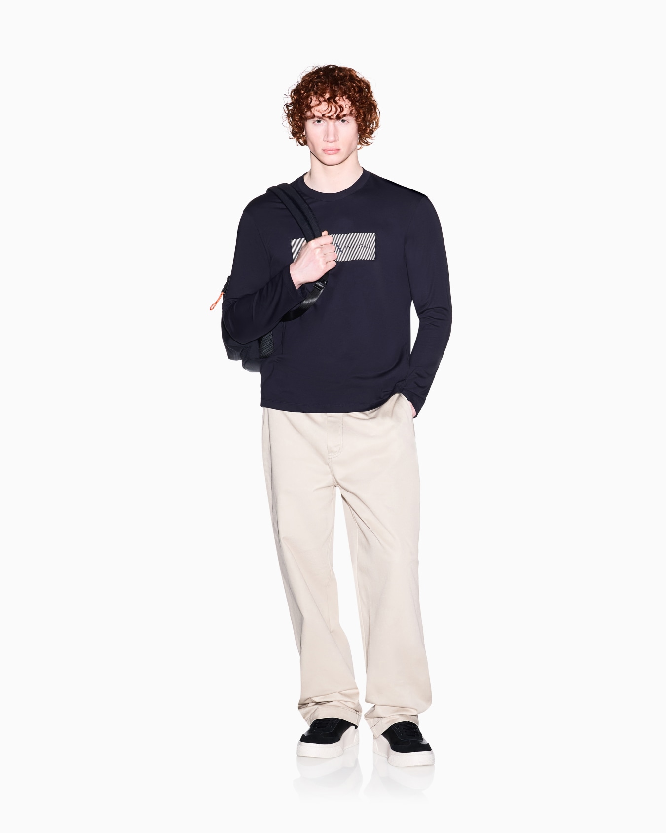 グラフィックロゴ レギュラープラスフィット 長袖クルーネックTシャツ スライドする 1