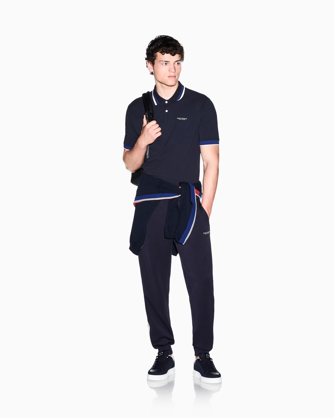 Polo de punto piqué con ribete a rayas y logotipo bordado Diapositiva 1