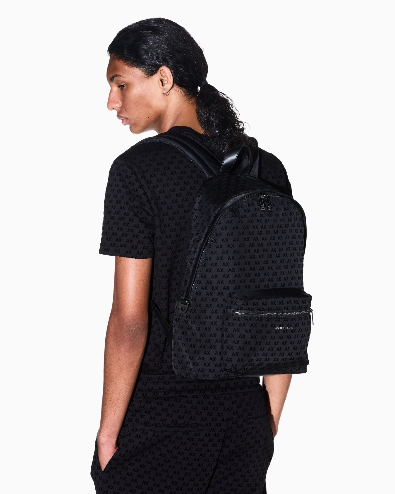 Mochila con monograma integral y bolsillo con cremallera Diapositiva 5