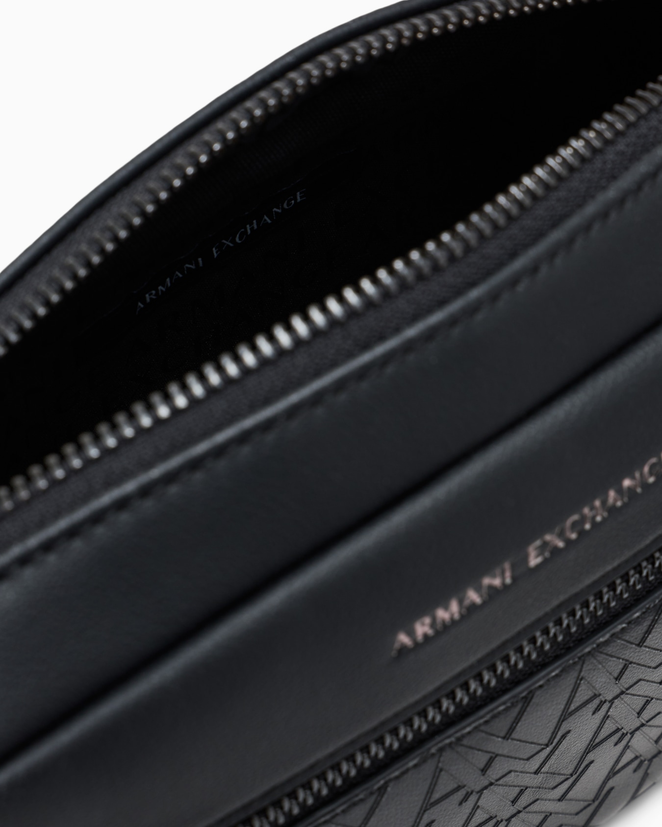 Beauty case effetto pelle con logo in rilievo Slide 3
