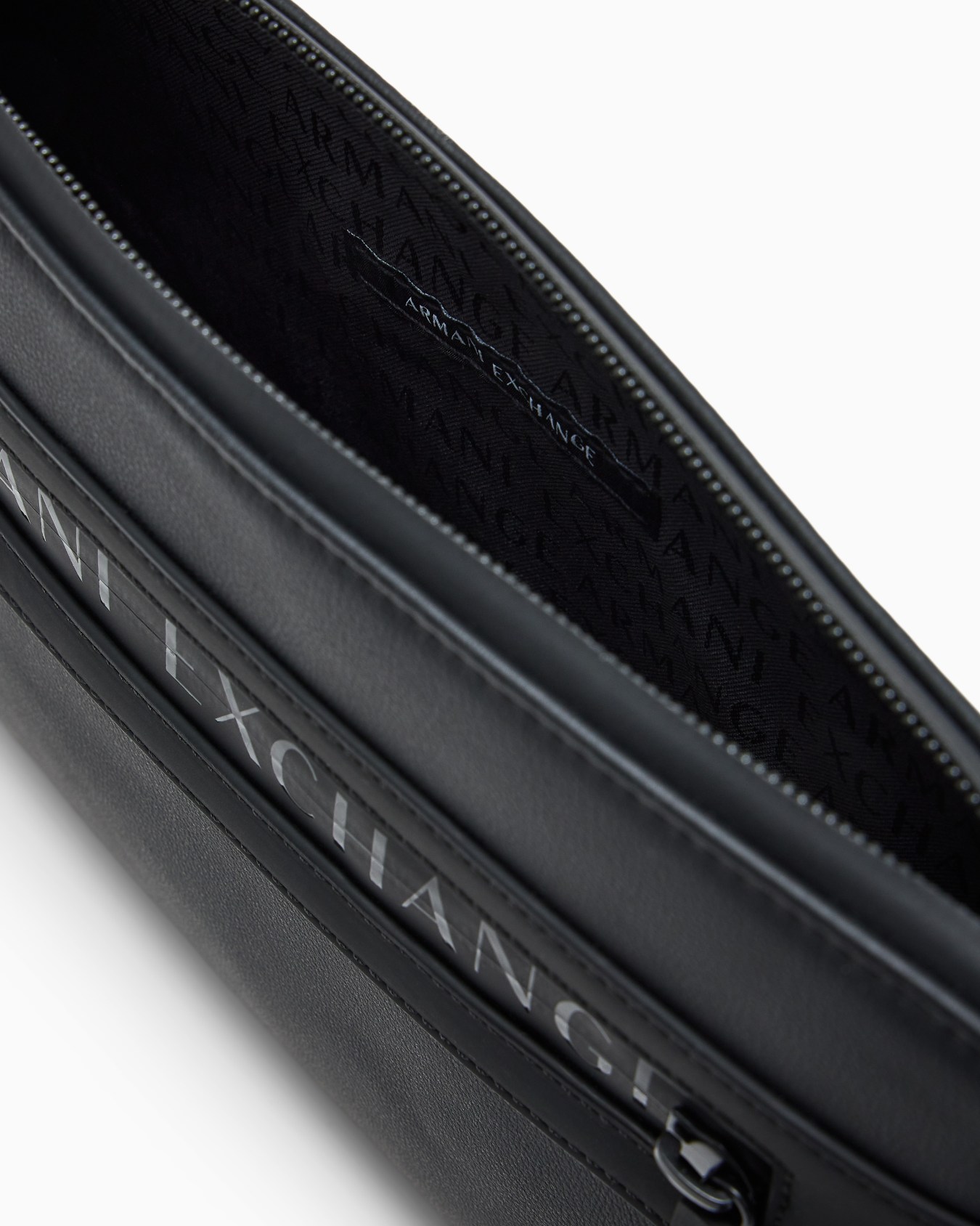 Wristlet case in coated fabric Slide 3