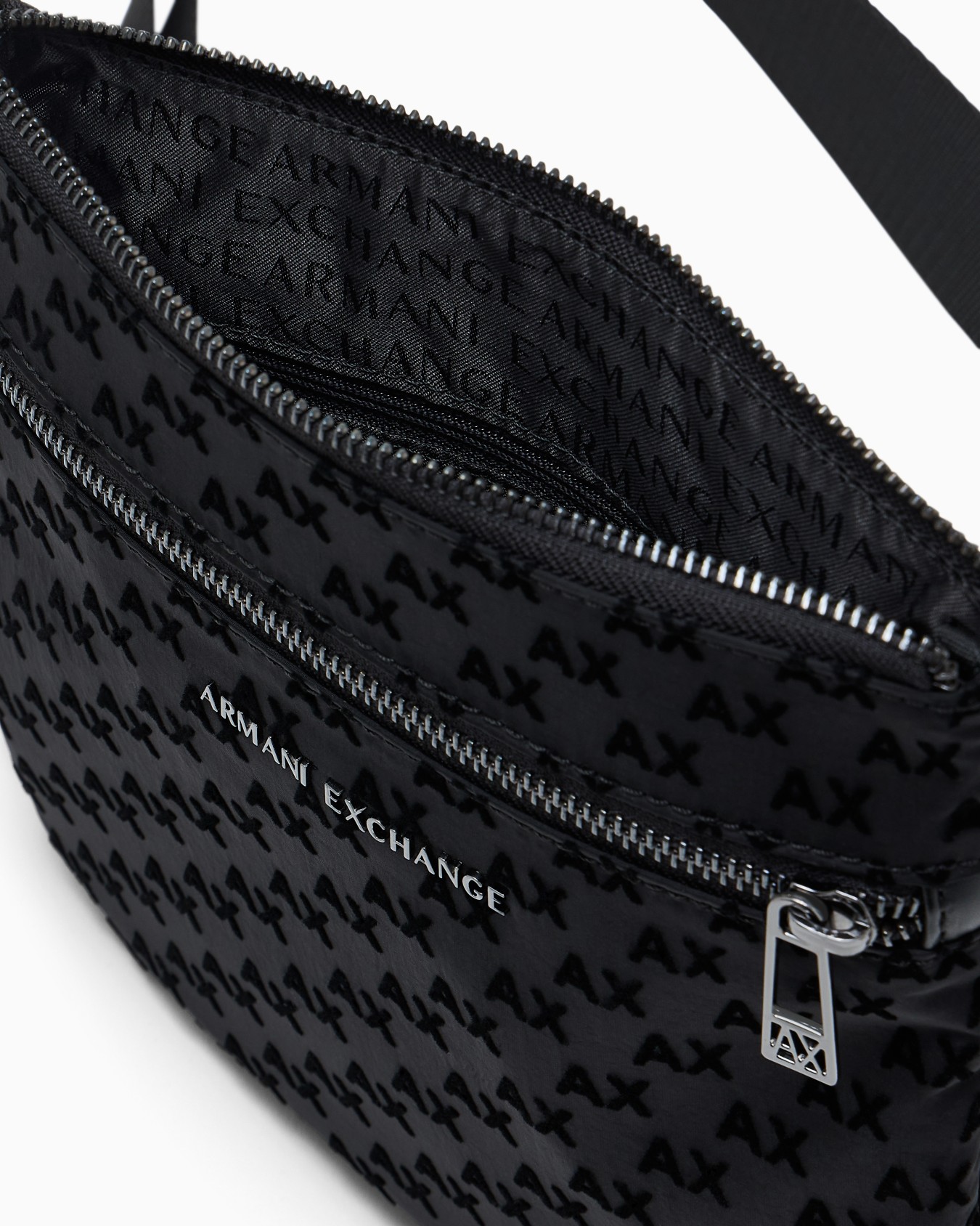 Bandolera plana con motivo monograma y bolsillo frontal Diapositiva 3