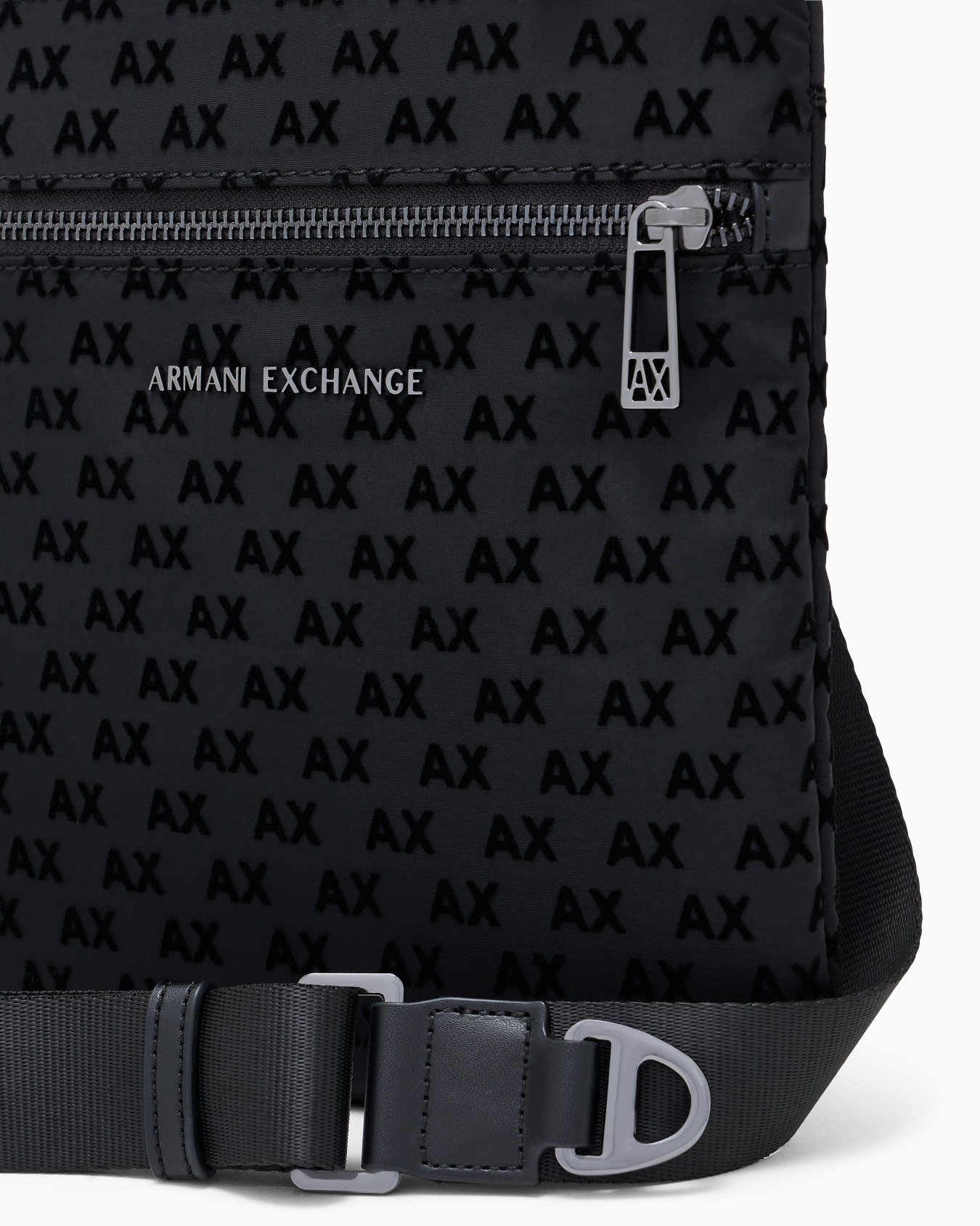 Bandolera plana con motivo monograma y bolsillo frontal Diapositiva 4