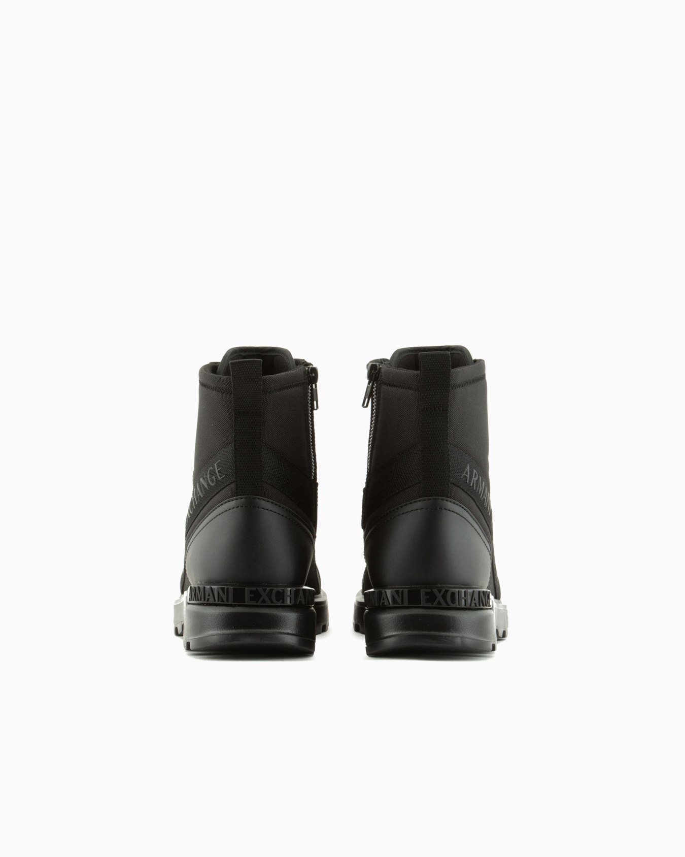 Botas con logo e inserciones de tela. Diapositiva 2