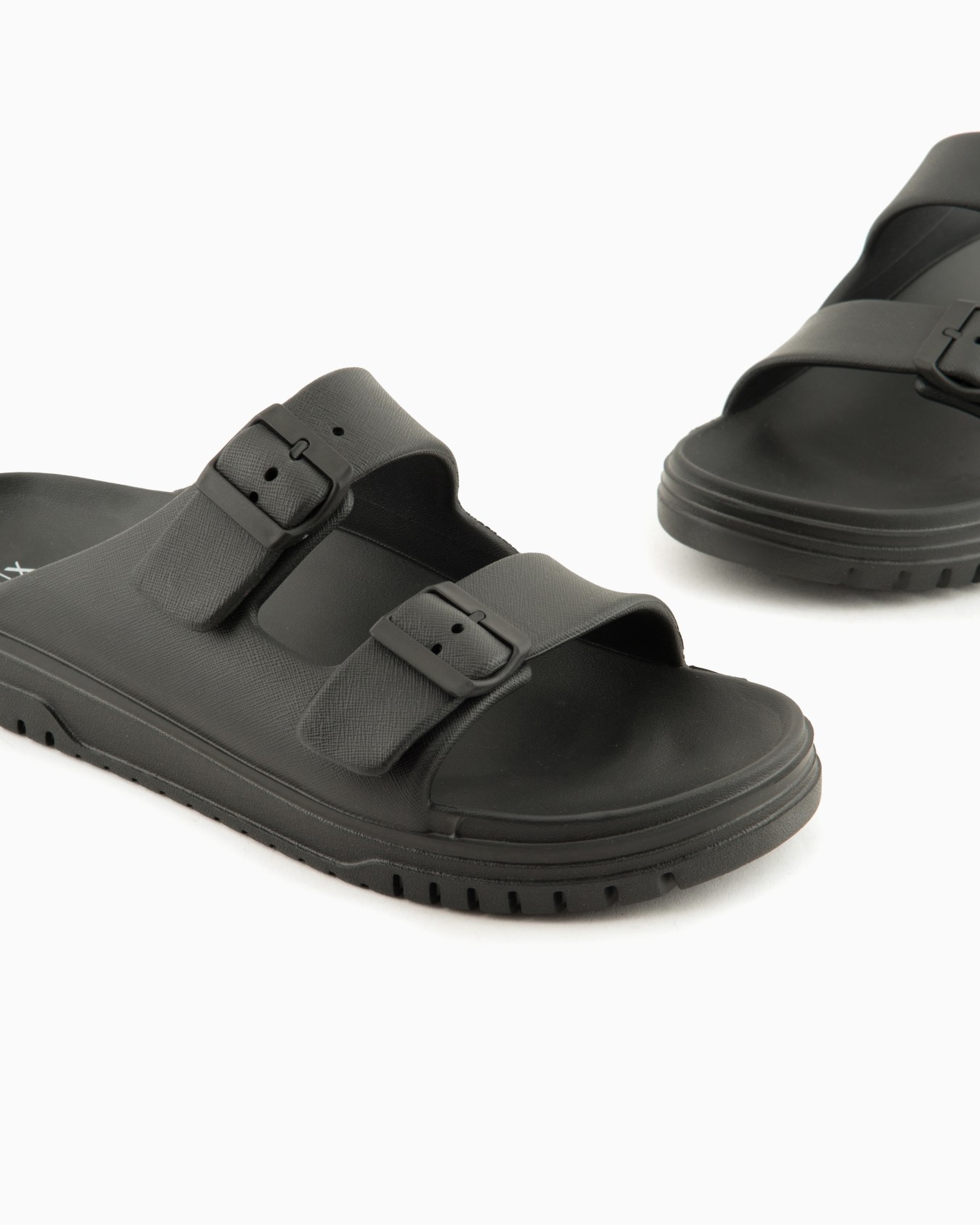 Hausschuhe mit zwei Riemen und Schnallen Folie 4