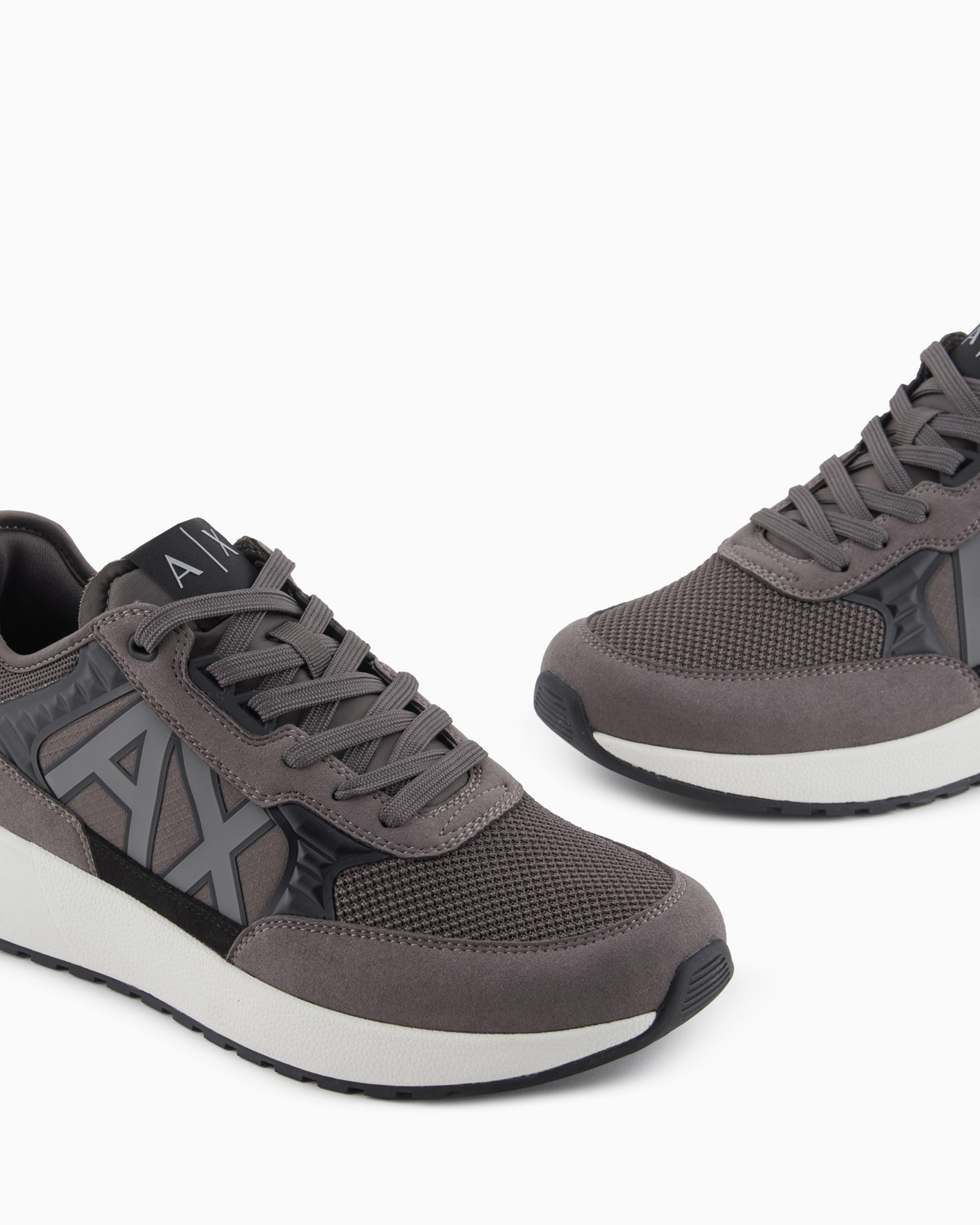 Zapatillas con suela alta y logo Diapositiva 4